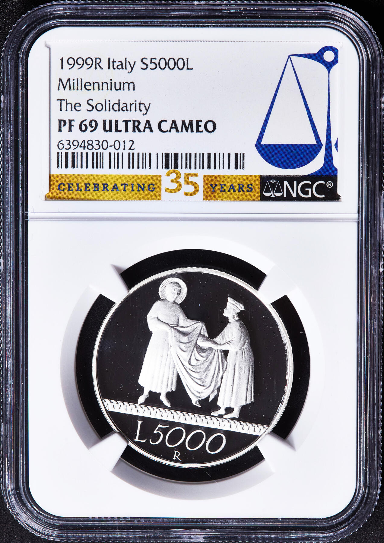 【俄甄集藏】满园春色-2026年(051)04-22星期三 晚 19:30 全场包邮 意大利1999年迎接千禧年5000里团结协作-圣弗朗西斯售衣典故精制银币，NGC PF69UC，重18克，835银，发行量8170枚，NGC35周年特殊标签，冠军
