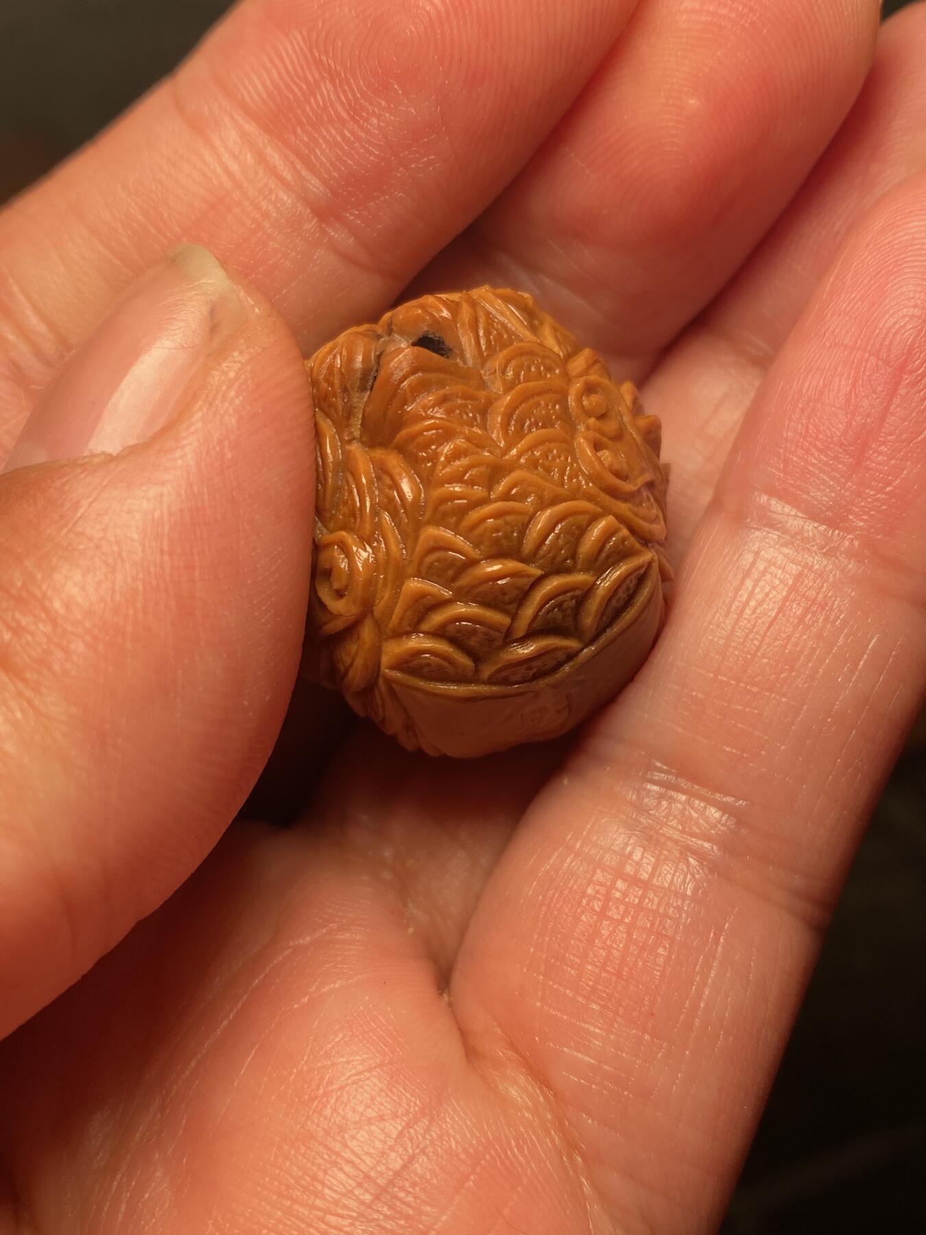 捡漏苏州非物质文化遗产，核雕艺术老苏工 福利苏工核雕纯手工铁核金蟾三通，雕工深峻，个性十足，等待有缘人，尺寸2。8x3.0目前核界最大尺寸喜欢的来