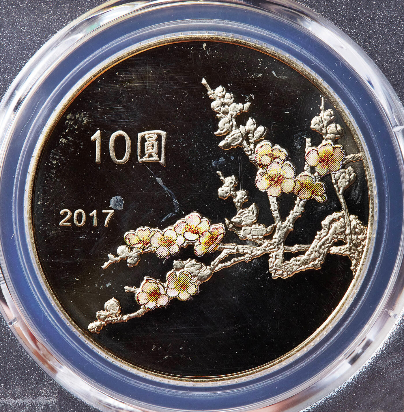【俄甄集藏】满园春色-2026年(051)04-22星期三 晚 19:30 全场包邮 中国台湾2017年农历鸡年10元彩绘精制纪念铜币，PCGS PR67DC，少见品种