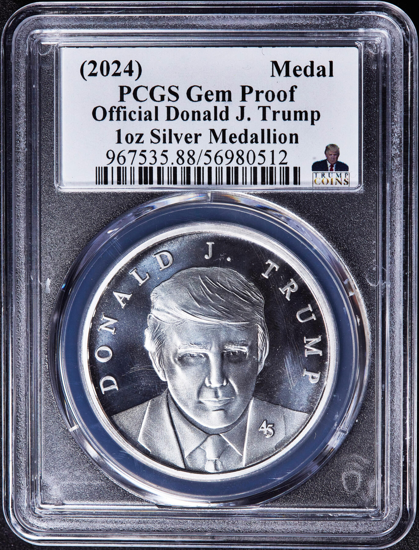 【俄甄集藏】满园春色-2026年(051)04-22星期三 晚 19:30 全场包邮 美国2024年纪念特朗普当选美国总统入驻白宫1盎司精制银章，PCGS Gem Proof，特殊标签，重1盎司，999银，章完好，划痕是外盒上
