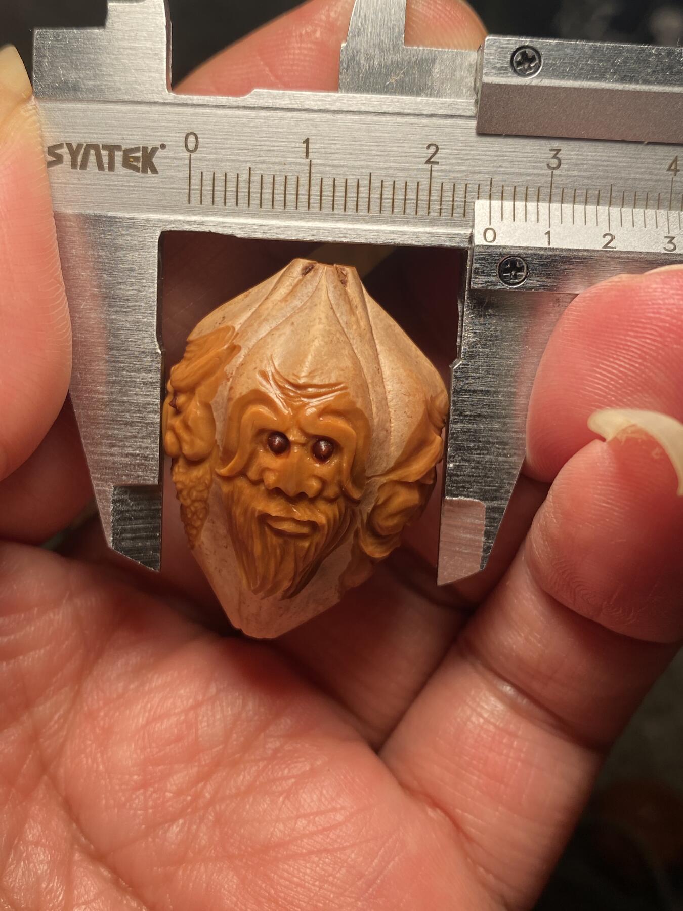 捡漏苏州非物质文化遗产，核雕艺术老苏工 福利苏工核雕，纯手工雕刻,四花人群仙会，个性十足，等待有缘人，尺寸2。5x3.4喜欢的来