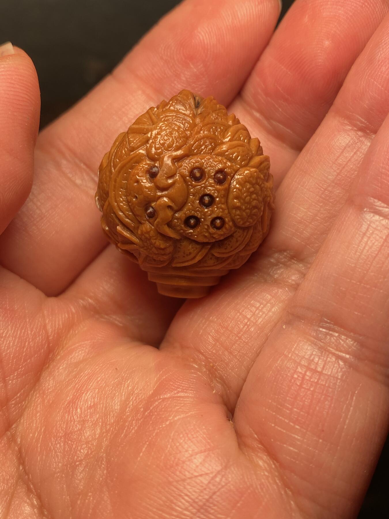 捡漏苏州非物质文化遗产，核雕艺术老苏工 福利苏工核雕纯手工铁核金蟾三通，雕工深峻，个性十足，等待有缘人，尺寸2。8x3.0目前核界最大尺寸喜欢的来