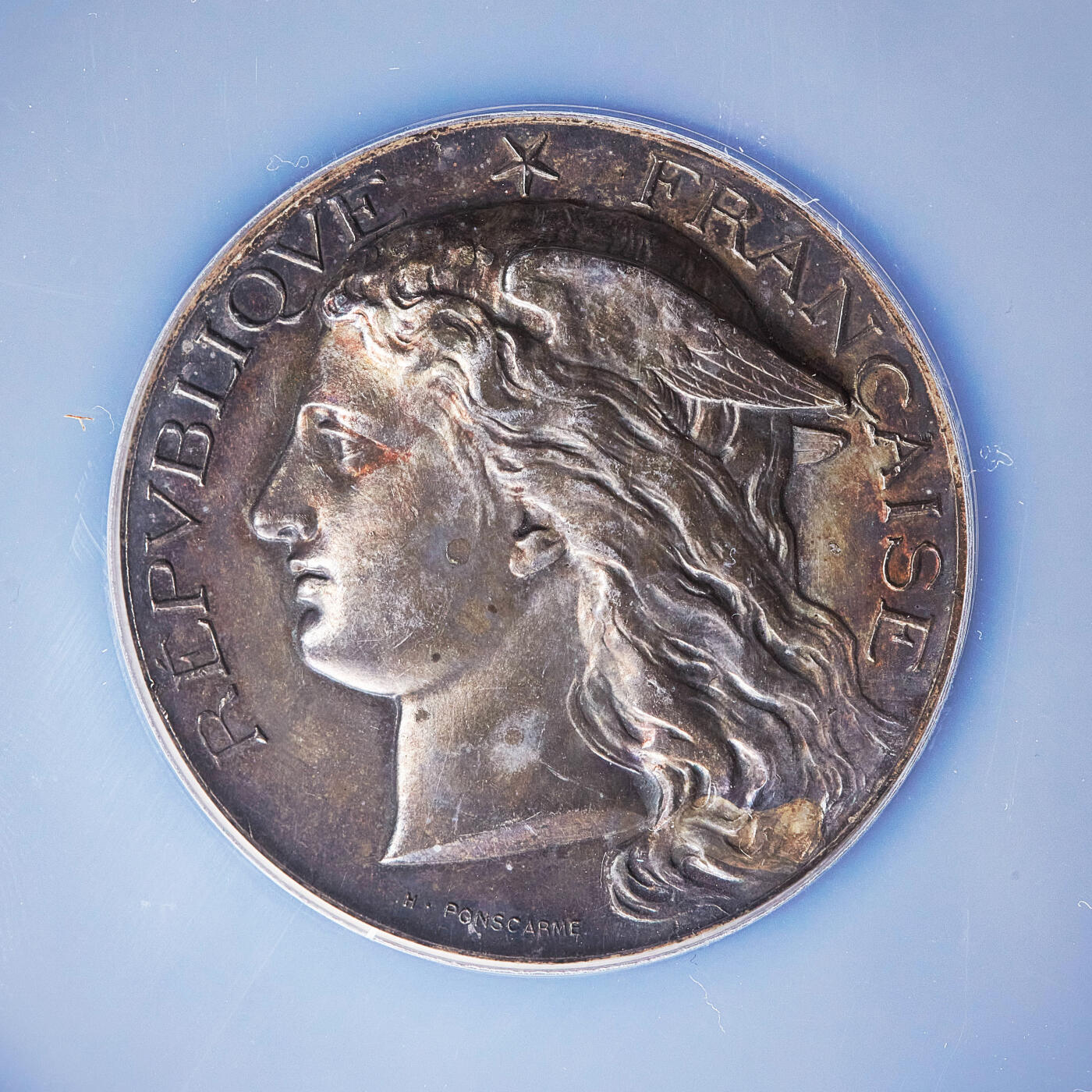 【俄甄集藏】满园春色-2026年(051)04-22星期三 晚 19:30 全场包邮 法国1892年天使双翼弗吉尼亚帽玛丽安娜头像纪念图尔市农业竞赛大银章，NGC MS62，直径：51mm，重：66克，高浮雕，设计精美，五彩酱彩老包浆，雕刻家亨利-奥古斯特·蓬斯卡姆作品，丰饶角铭