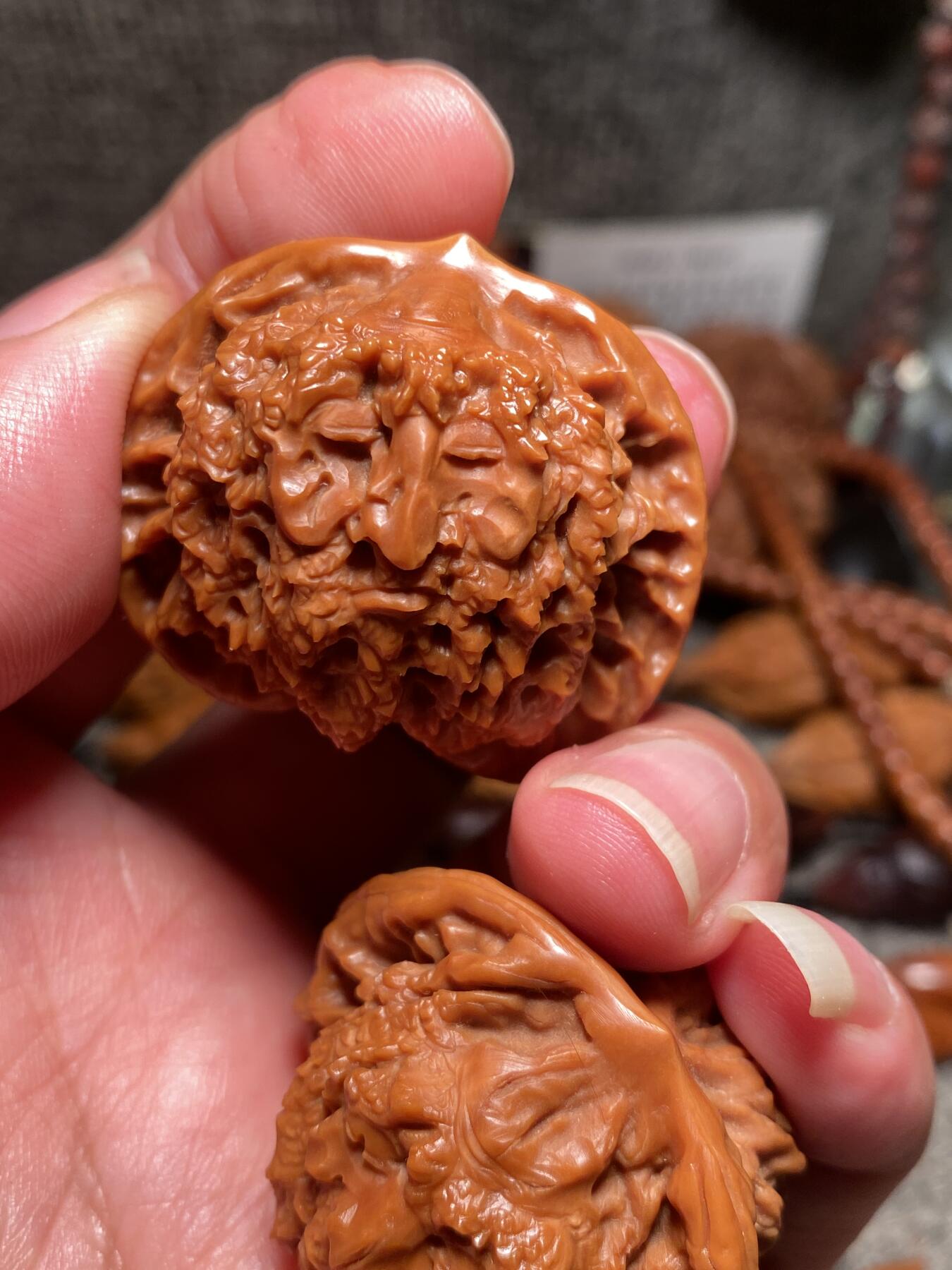 捡漏苏州非物质文化遗产，核雕艺术老苏工 福利苏工核雕，纯手工雕刻,核桃老苏工达摩禅宗，个性十足，宽边狮子头雕，10年老料尺寸4。1喜欢的来