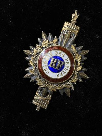 戎马世界章牌大赏第115期 法国众议院议员证章，银制，珐琅有轻微破损