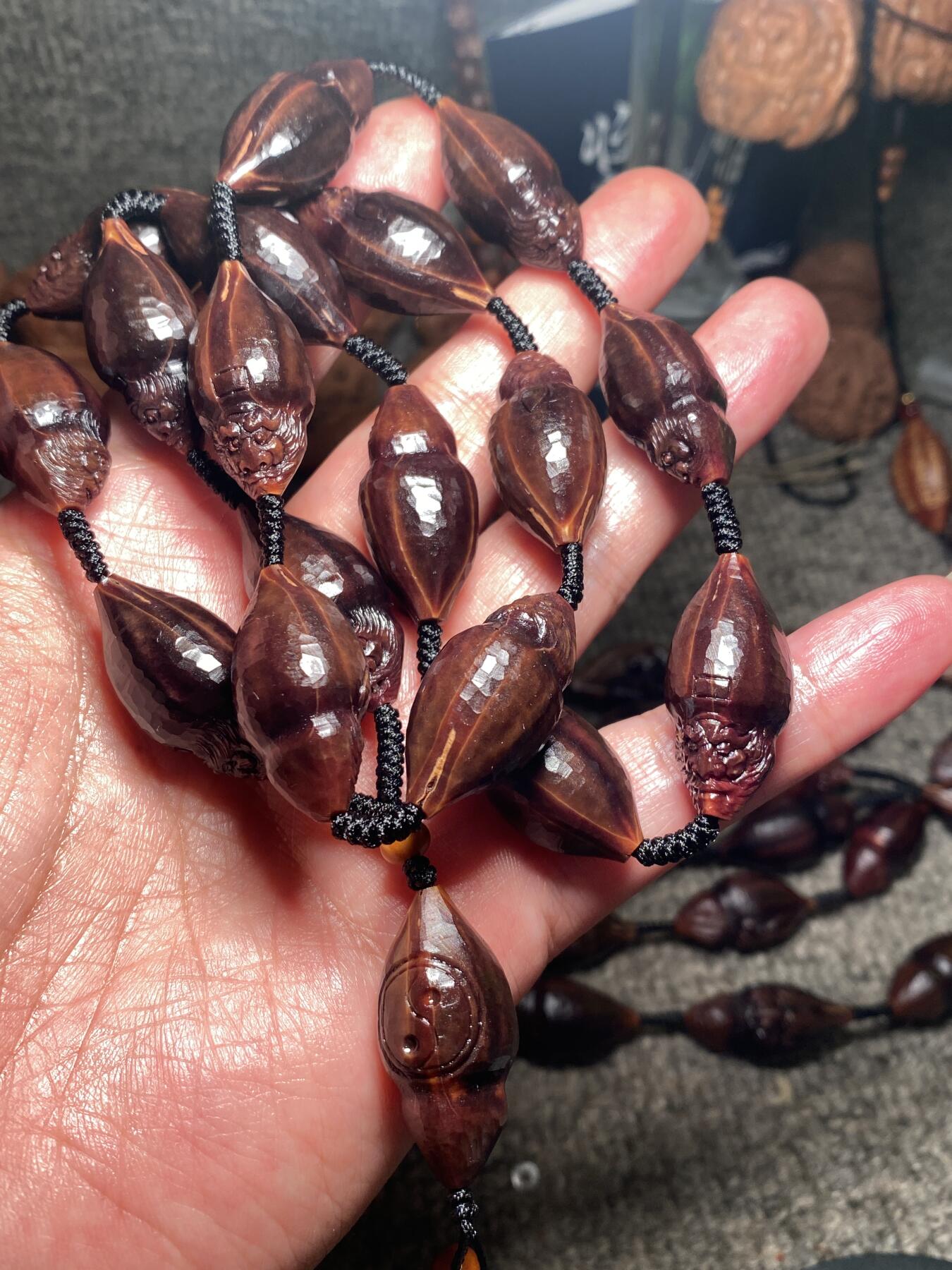 捡漏苏州非物质文化遗产，核雕艺术老苏工 福利苏工核雕纯手工老手艺名家王红秋老师雕刻异型紫核全刀工福禄钟馗百态，雕工深峻，个性十足，等待有缘人，尺寸1。5x3。15喜欢的来