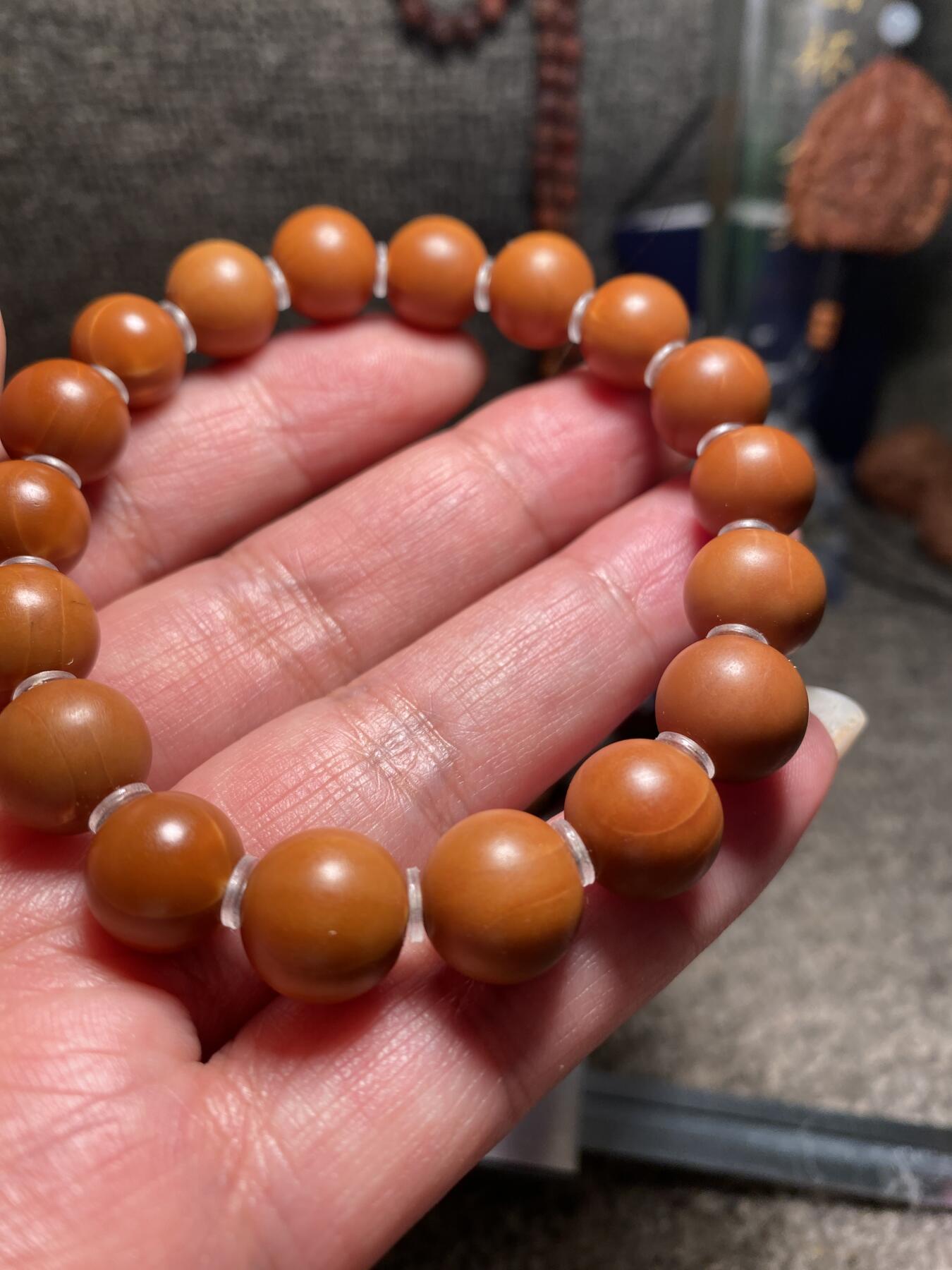 捡漏苏州非物质文化遗产，核雕艺术老苏工 福利苏工核雕纯手工铁核小正圆手串，个性十足，等待有缘人，尺寸1。15左右喜欢的来，二个字便宜，少花冤枉钱，不还价