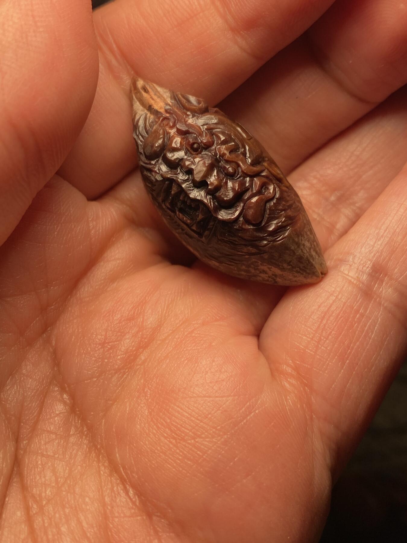 捡漏苏州非物质文化遗产，核雕艺术老苏工 福利苏工核雕纯手工老手艺横版紫核钟馗，雕工深峻，个性十足，等待有缘人，尺寸1。9x4.0喜欢的来