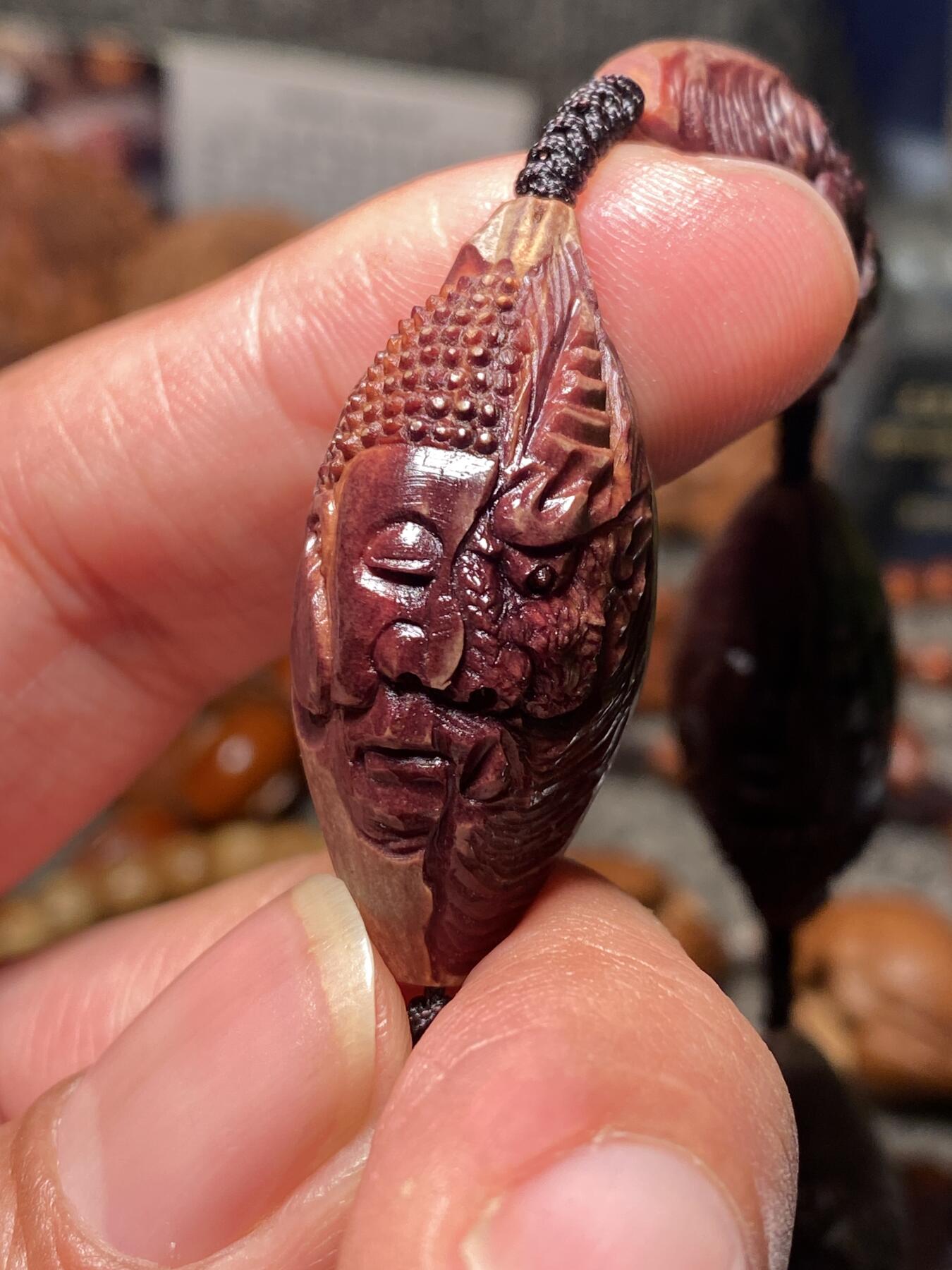 捡漏苏州非物质文化遗产，核雕艺术老苏工 福利孤品苏工核雕纯手工老手艺，老款佛魔紫核一念之间，雕工深峻，个性十足，等待有缘人，尺寸1。65x3.45喜欢的来