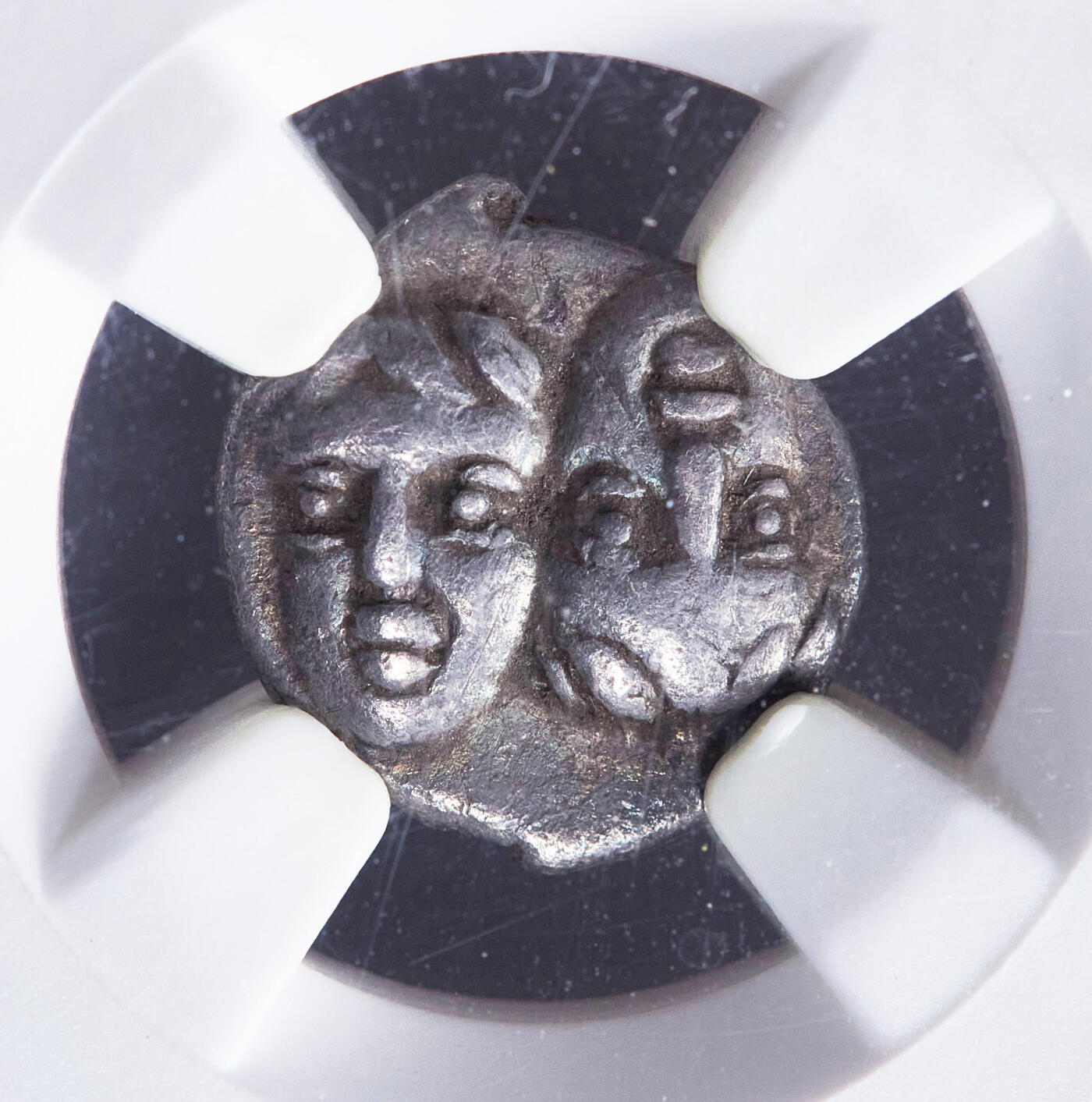 【俄甄集藏】满园春色-2026年(051)04-22星期三 晚 19:30 全场包邮 古希腊莫西亚伊斯特罗斯城公元前4世纪1/4德拉克马双子座兄弟银币，NGC VF，稀有小面值，正面是双子男孩头像象征日出日落，背面鹰啄食海豚，上方币文：伊斯特罗斯，直径：11mm，稀少品种，外盒破损，见详图