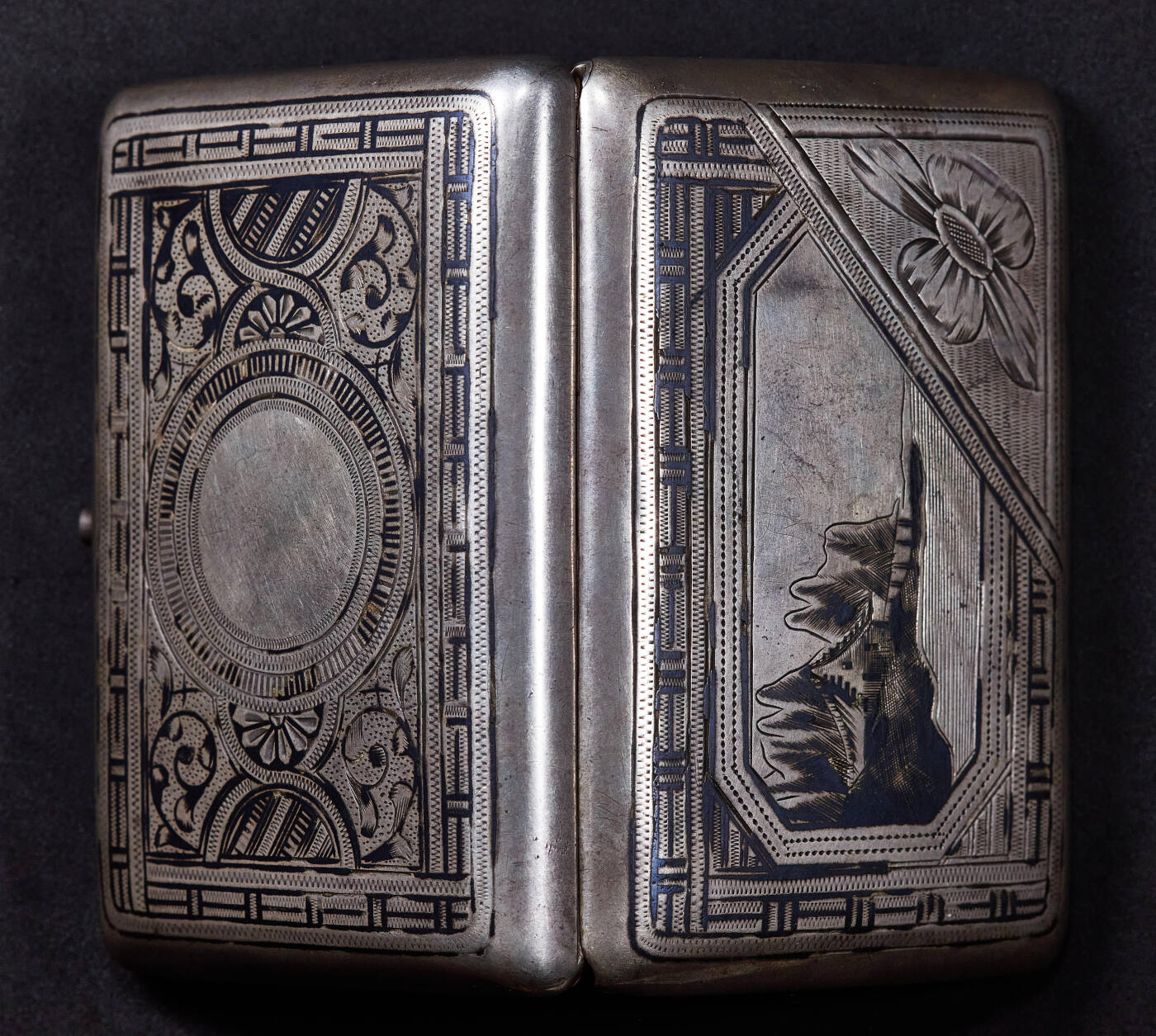 【俄甄集藏】满园春色-2026年(051)04-22星期三 晚 19:30 全场包邮 沙俄19世纪伏尔加河畔风光山水风景乌银珐琅（Niello）工艺内镀金刻花古董银烟盒，莫斯科著名乌银工艺大师尼古拉·米哈伊洛维奇·博比尔作品，长：105mm，宽：75mm，重量：141.2克，84戳记，含银量87.5%，俄系银器戳记为96进制，设计精美，纯手工制作，保存完好难得，有使用痕迹