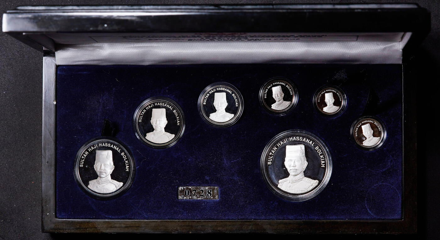 【俄甄集藏】满园春色-2026年(051)04-22星期三 晚 19:30 全场包邮 文莱1992年哈桑纳尔·博尔基亚苏丹头像纪念货币局成立25周年精制全银套币，原盒证，建筑为奥马尔·阿里·赛福鼎清真寺，共计74.41克，925银，发行量2000套，名誉品种