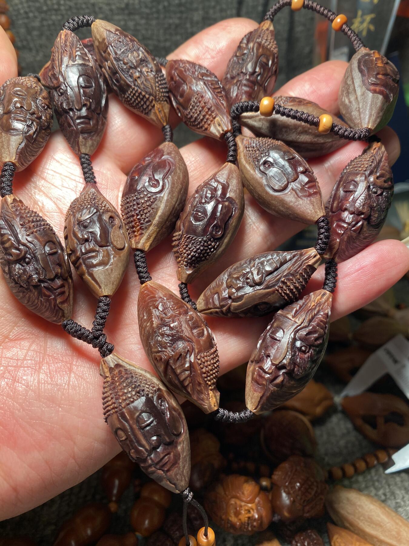 捡漏苏州非物质文化遗产，核雕艺术老苏工 福利孤品苏工核雕纯手工老手艺，老款佛魔紫核一念之间，雕工深峻，个性十足，等待有缘人，尺寸1。65x3.45喜欢的来