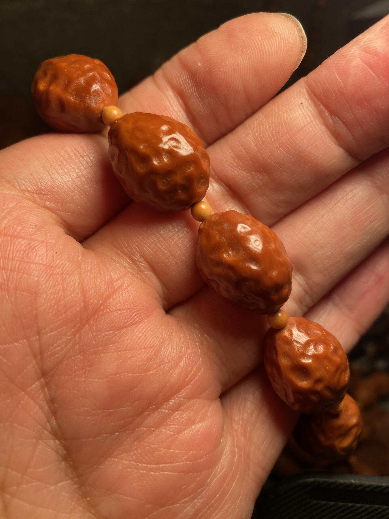 捡漏苏州非物质文化遗产，核雕艺术老苏工 福利苏工核雕，纯手工铁核大枣，10年老料，个性十足，等待有缘人，市场无同款，尺寸1。55x2.05左右喜欢的来