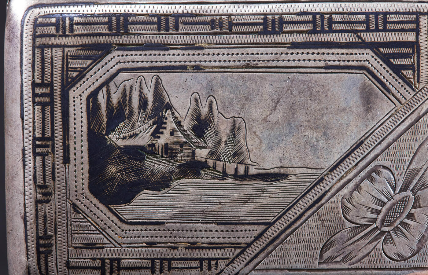 【俄甄集藏】满园春色-2026年(051)04-22星期三 晚 19:30 全场包邮 沙俄19世纪伏尔加河畔风光山水风景乌银珐琅（Niello）工艺内镀金刻花古董银烟盒，莫斯科著名乌银工艺大师尼古拉·米哈伊洛维奇·博比尔作品，长：105mm，宽：75mm，重量：141.2克，84戳记，含银量87.5%，俄系银器戳记为96进制，设计精美，纯手工制作，保存完好难得，有使用痕迹