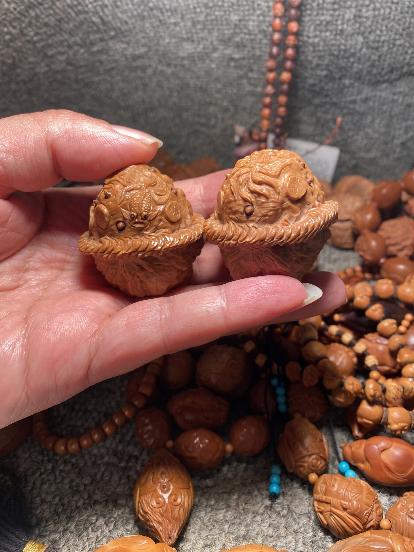 捡漏苏州非物质文化遗产，核雕艺术老苏工 福利苏工核雕，纯手工雕刻,核桃老苏工留刀痕腰缠万贯，金玉满堂，年年有余，好运连连，个性十足，等待有缘人，市场无同款，尺寸4。3喜欢的来