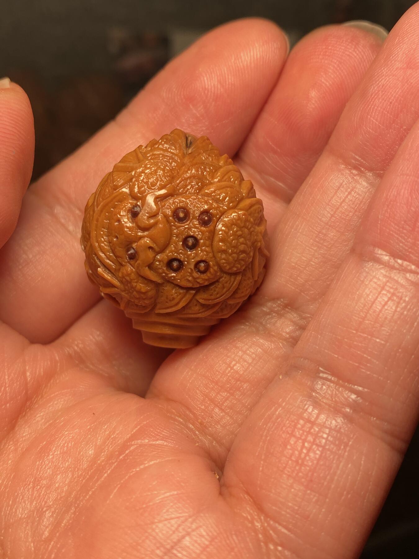 捡漏苏州非物质文化遗产，核雕艺术老苏工 福利苏工核雕纯手工铁核金蟾三通，雕工深峻，个性十足，等待有缘人，尺寸2。8x3.0目前核界最大尺寸喜欢的来