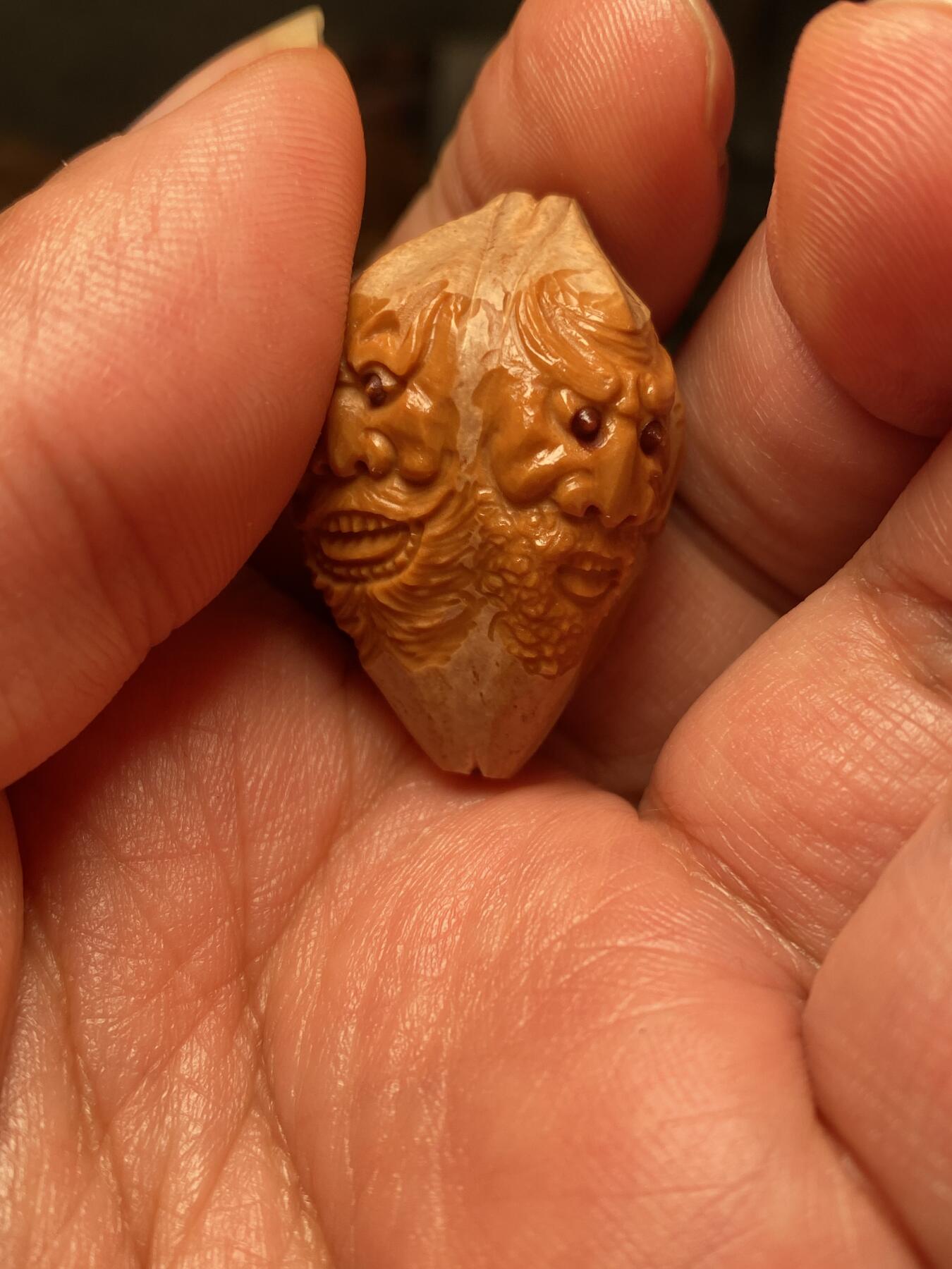 捡漏苏州非物质文化遗产，核雕艺术老苏工 福利苏工核雕，纯手工雕刻,四花人群仙会，个性十足，等待有缘人，尺寸2。5x3.4喜欢的来