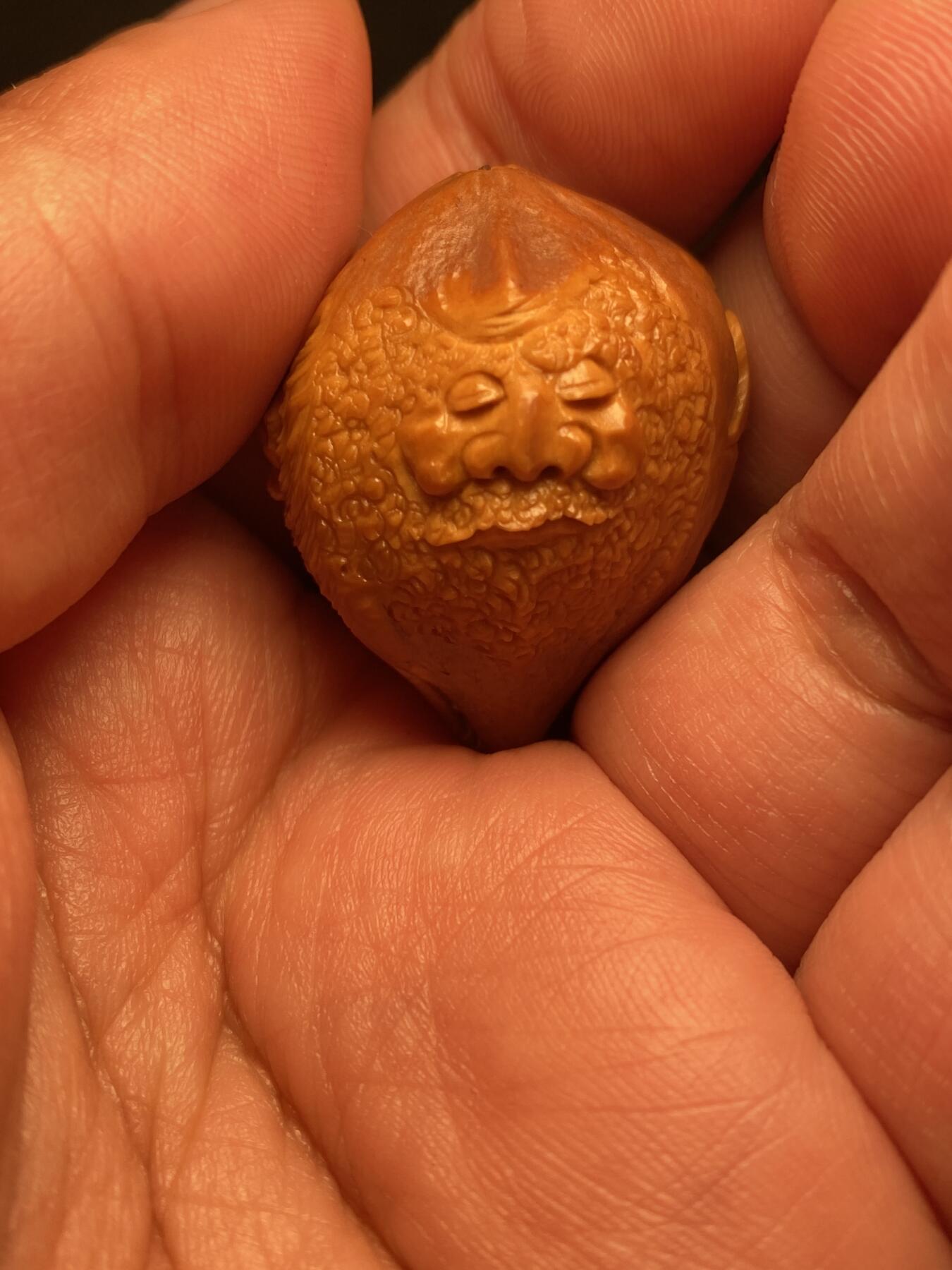 捡漏苏州非物质文化遗产，核雕艺术老苏工 福利苏工核雕纯手工群仙单籽，雕工深峻，个性十足，等待有缘人，尺寸2.8x3.35喜欢的来