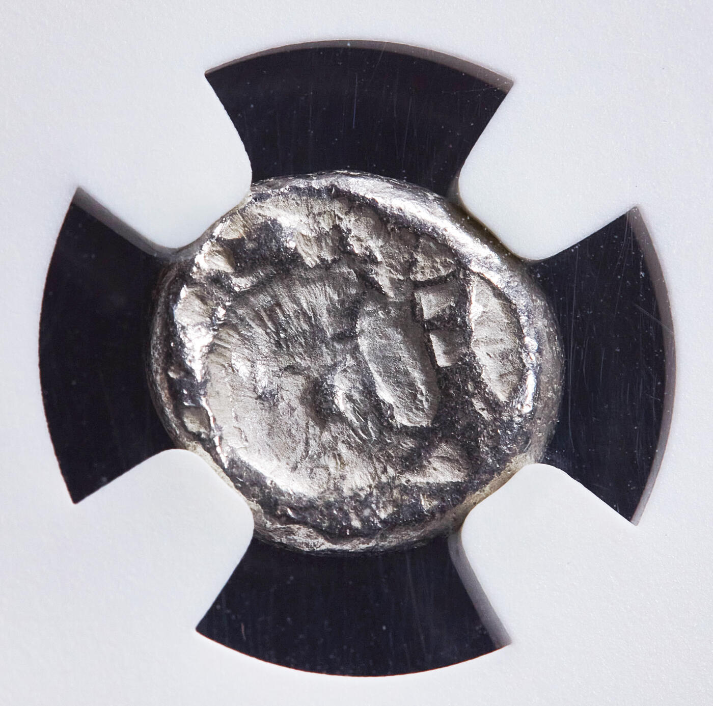 【俄甄集藏】满园春色-2026年(051)04-22星期三 晚 19:30 全场包邮 古希腊卡利亚哈利卡纳苏斯城公元前510-480年海怪克托斯1赫卡特古风银币，NGC XF，哈利卡纳苏斯城发行，正面有着羽状鬓毛与长吻的海怪克托斯，张口吐舌满口利齿，背面四格内凹中间芒星，直径：10mm，底光犹存