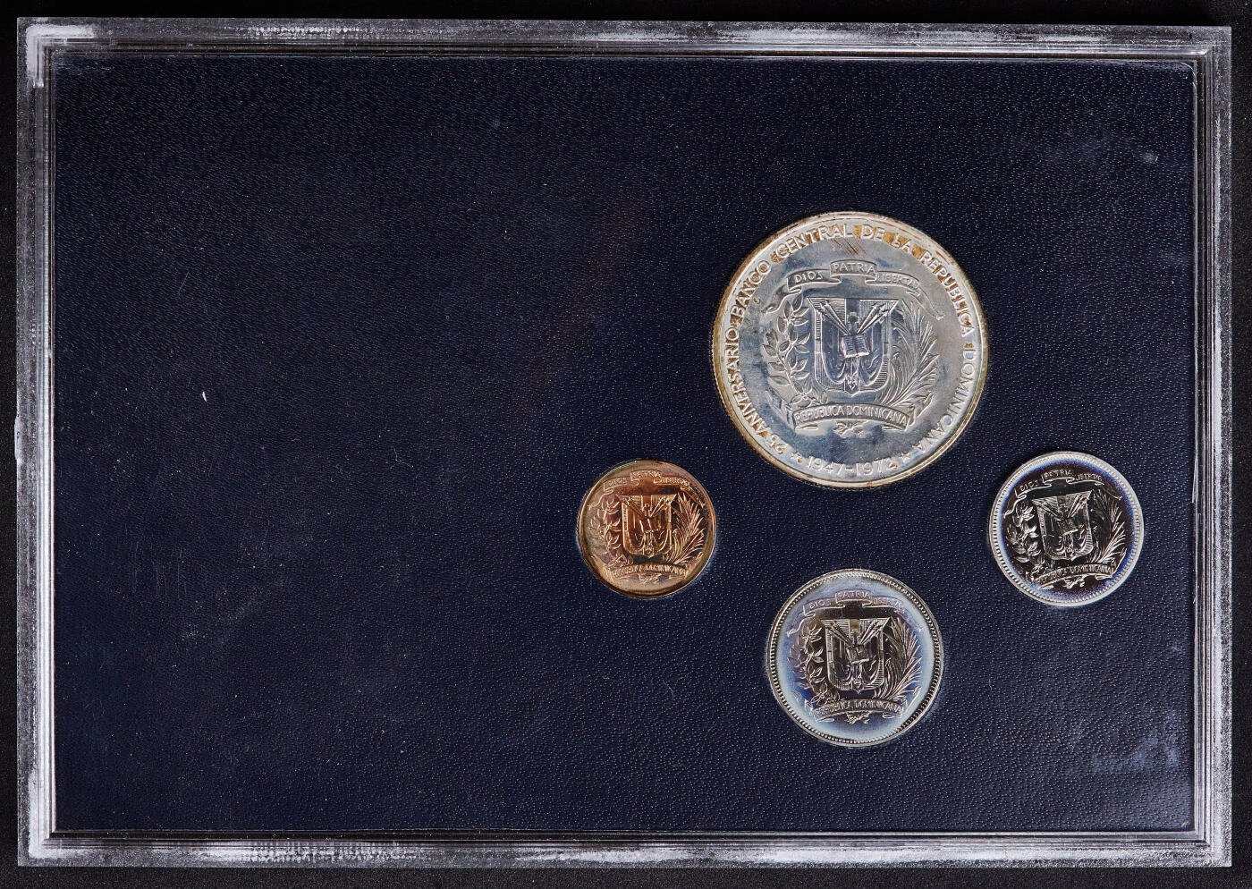 【俄甄集藏】满园春色-2026年(051)04-22星期三 晚 19:30 全场包邮 多米尼加1972年1分-1比索官方精制封装硬币4枚套，其中中央银行成立25周年1比索银币重26.7克，900银，一共发行500套，稀有品种