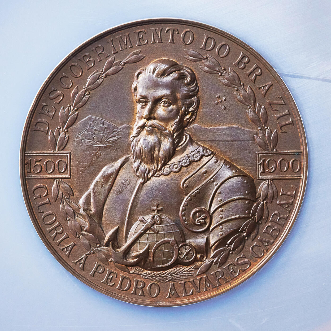 【俄甄集藏】满园春色-2026年(051)04-22星期三 晚 19:30 全场包邮 巴西1900年航海家佩德罗·卡布拉尔头像纪念发现巴西400周年大铜章，NGC MS64，巧克力包浆，顶级品相，里约热内卢历史与地理学会发行，德国纽伦堡劳尔厂铸造，直径：50mm，重：48克，稀有品种