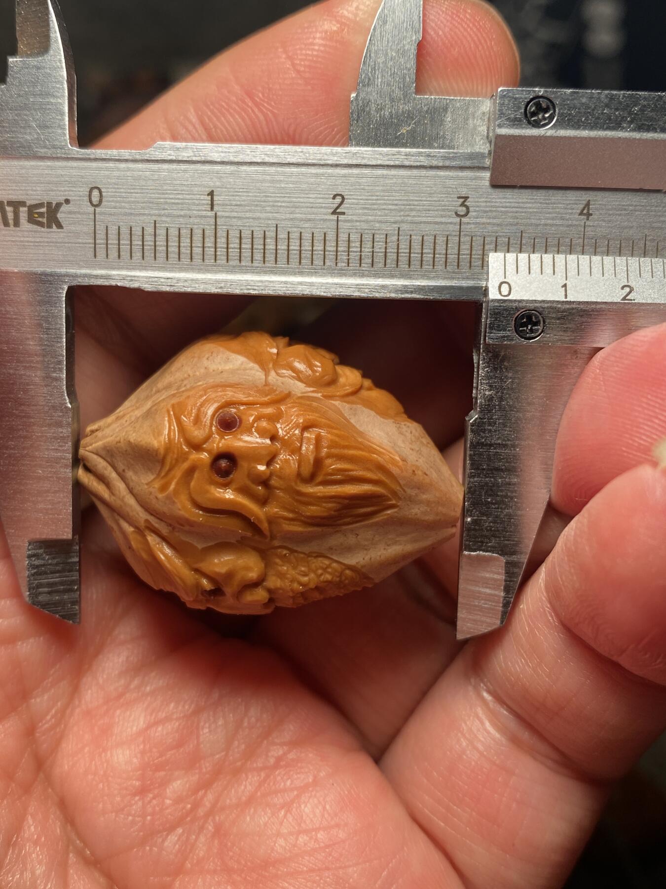 捡漏苏州非物质文化遗产，核雕艺术老苏工 福利苏工核雕，纯手工雕刻,四花人群仙会，个性十足，等待有缘人，尺寸2。5x3.4喜欢的来