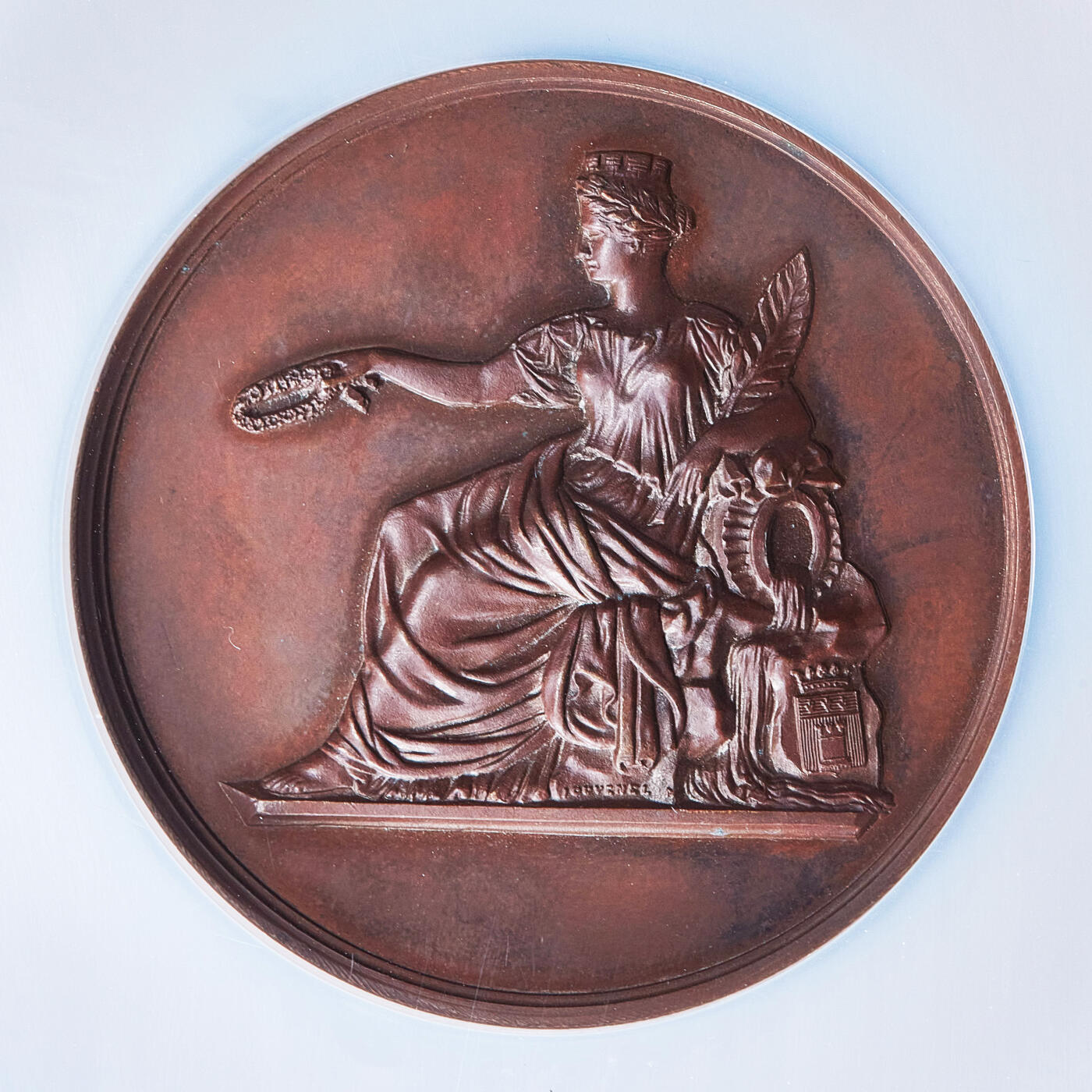 【俄甄集藏】满园春色-2026年(051)04-22星期三 晚 19:30 全场包邮 比利时1886年胜利女神坐像纪念图尔奈全民运动竞赛大铜章，NGC MS62，红铜原色包浆，高浮雕，设计简约而精美，授予A·特里费，直径：50mm，重：45.8克，标签错误