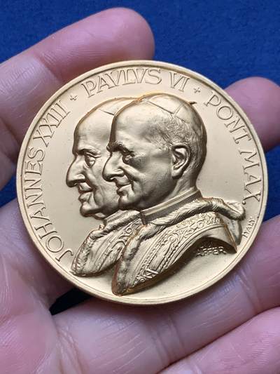 《竞宝斋》第479场 周日，周一 2场连拍 （全场包邮）20级店铺 欢迎送拍 - 1965年若望二十三世纪念镀金铜章 带珐琅 65.7克 49.8mm