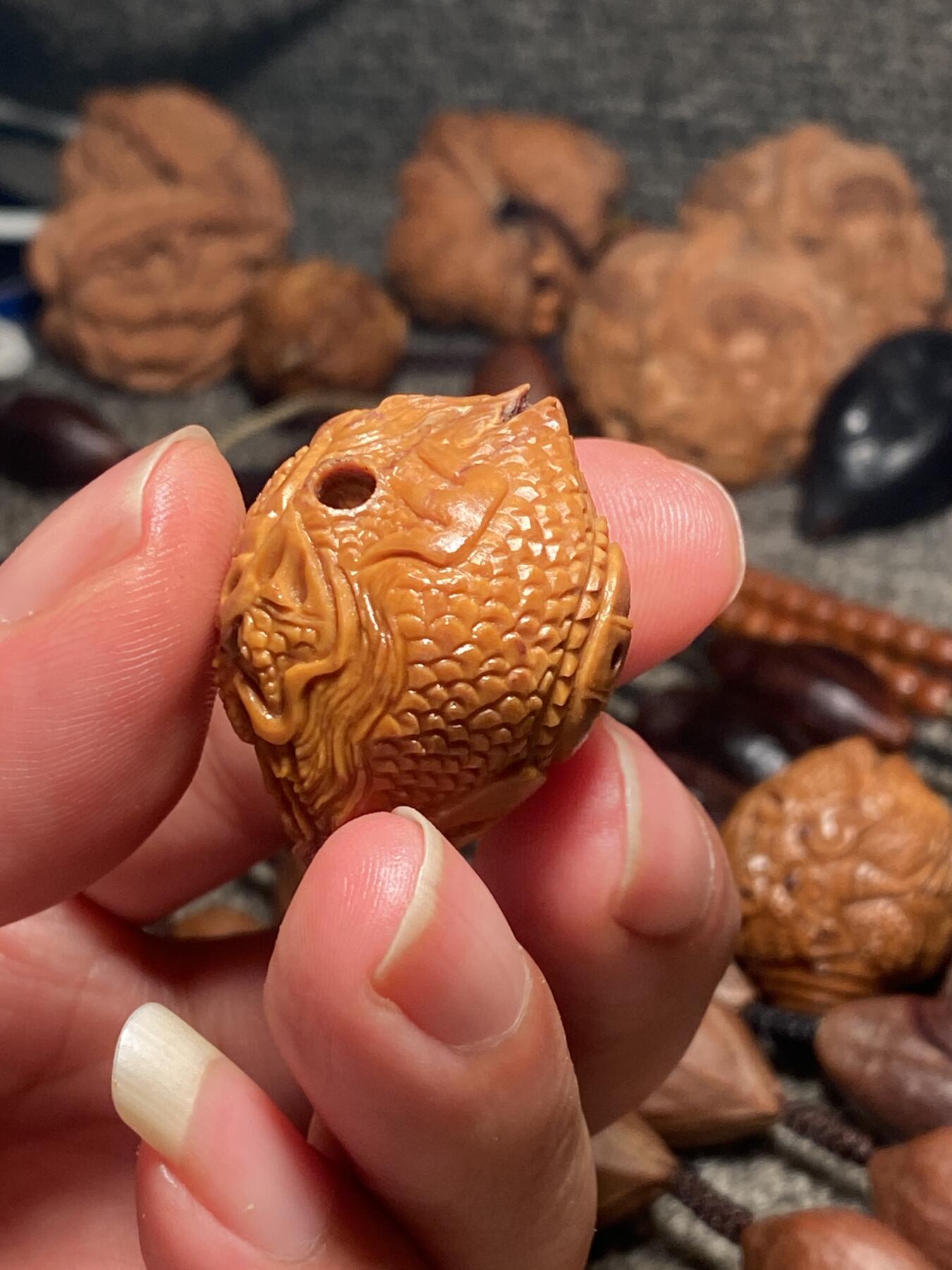 捡漏苏州非物质文化遗产，核雕艺术老苏工 福利苏工核雕纯手工龙行天下单籽，雕工深峻，个性十足，等待有缘人，尺寸2.8x3.45喜欢的来