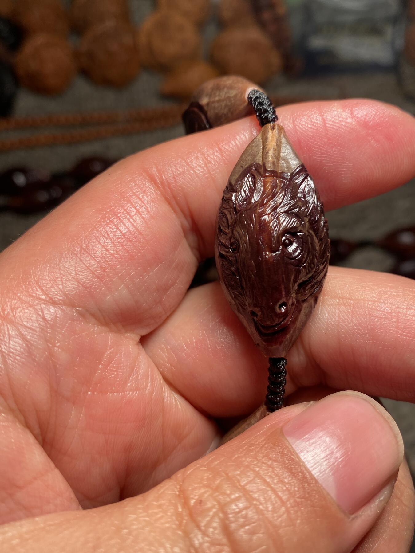 捡漏苏州非物质文化遗产，核雕艺术老苏工 福利苏工核雕纯手工老手艺名家王红秋老师雕刻紫核全手工福禄寿喜财十二生肖，雕工深峻，个性十足，等待有缘人，尺寸1。75x3.6喜欢的来