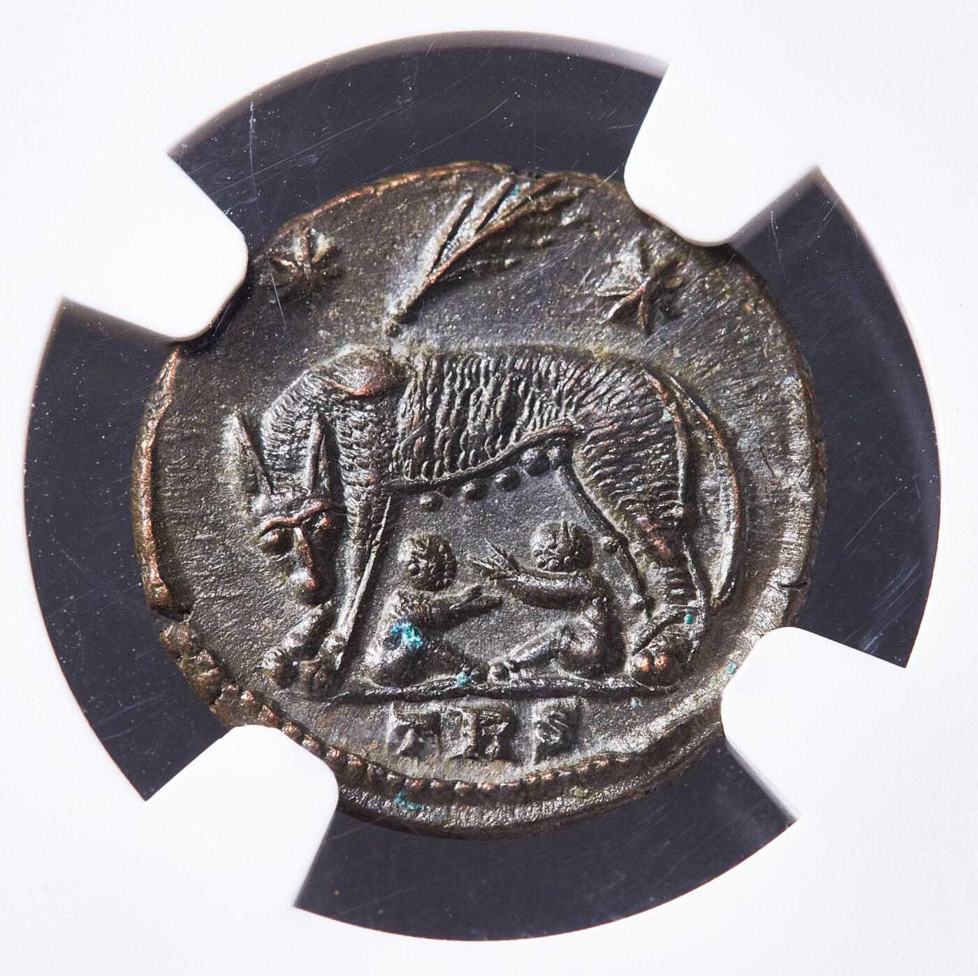 【俄甄集藏】满园春色-2026年(051)04-22星期三 晚 19:30 全场包邮 古罗马帝国公元330年-331年君士坦丁大帝母狼育婴罗马建城纪念铜币，NGC MS，正面罗马女神戴盔披氅面左胸像，币文罗马城，背面母狼哺婴源自罗马建城传说，母狼正哺育罗慕路斯和雷穆斯兄弟，上方两颗芒星，未流通难得，直径：17mm