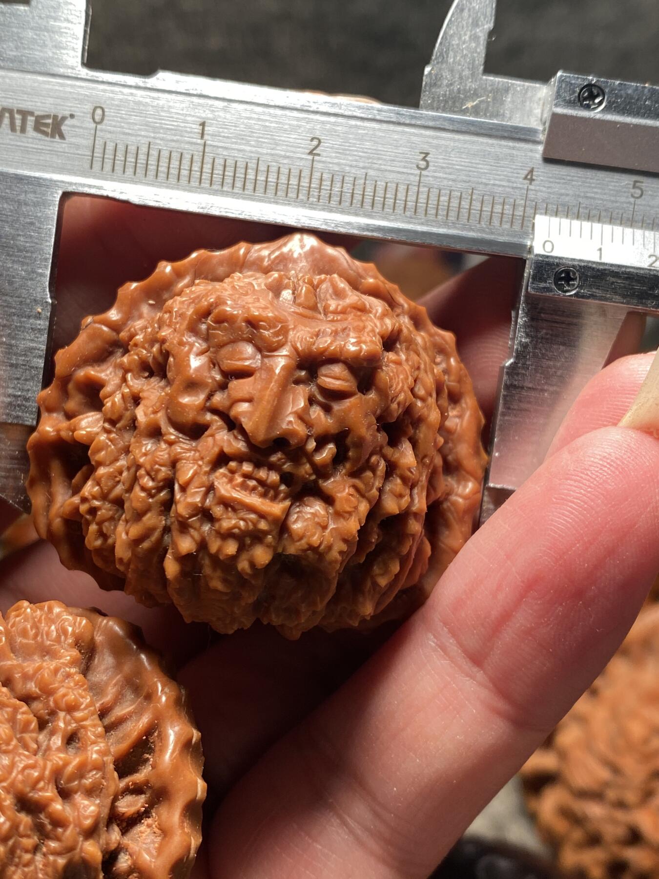 捡漏苏州非物质文化遗产，核雕艺术老苏工 福利苏工核雕，纯手工雕刻,核桃老苏工留刀痕达摩百态，个性十足，等待有缘人，市场无同款，尺寸4。2喜欢的来