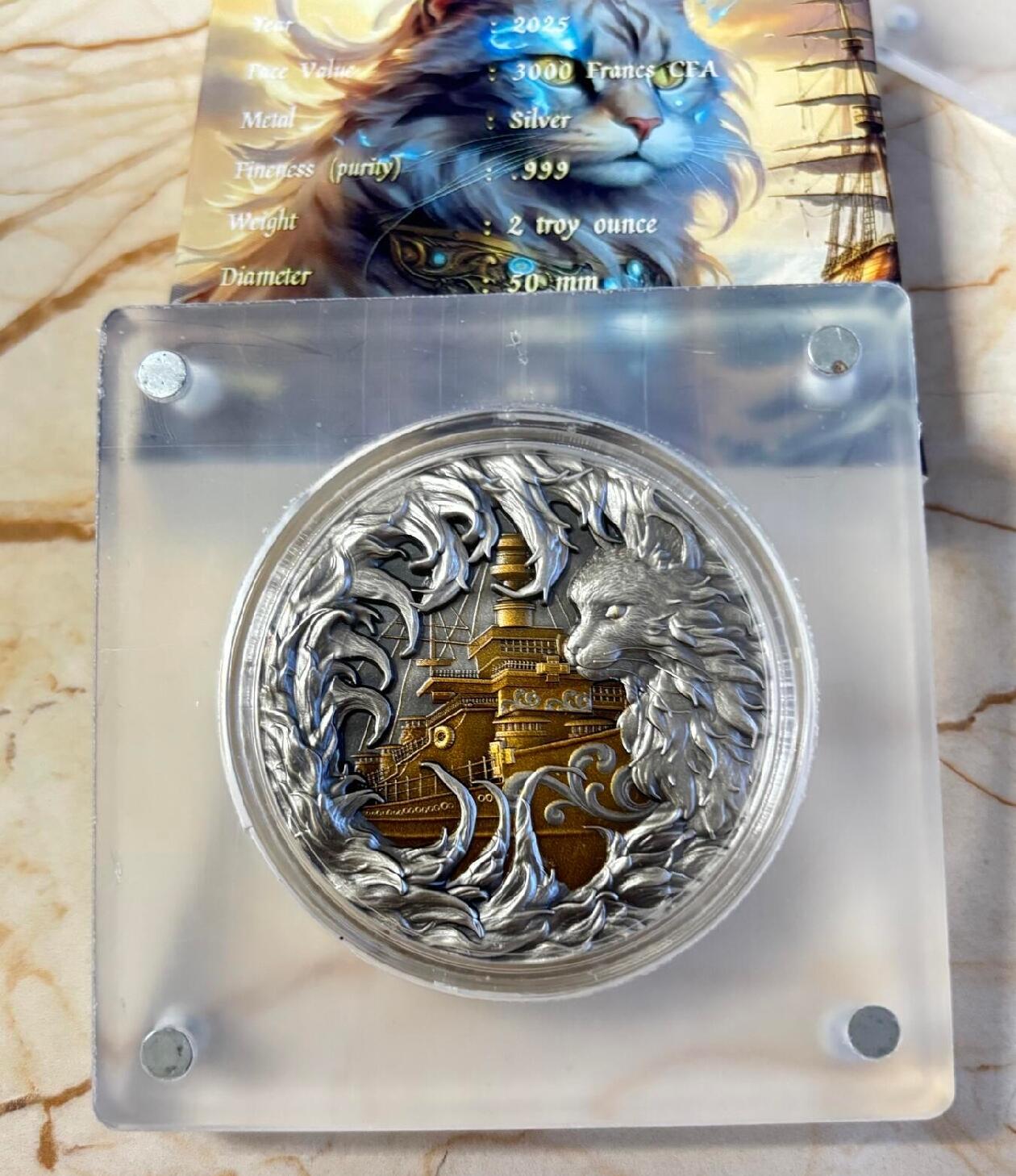 昊象达收藏银币拍卖第9场 加蓬2025年The Ship's Cat猫银币，999银，2盎司，50mm，古钱币色，带原装盒子和证书，保存很新，包装齐全