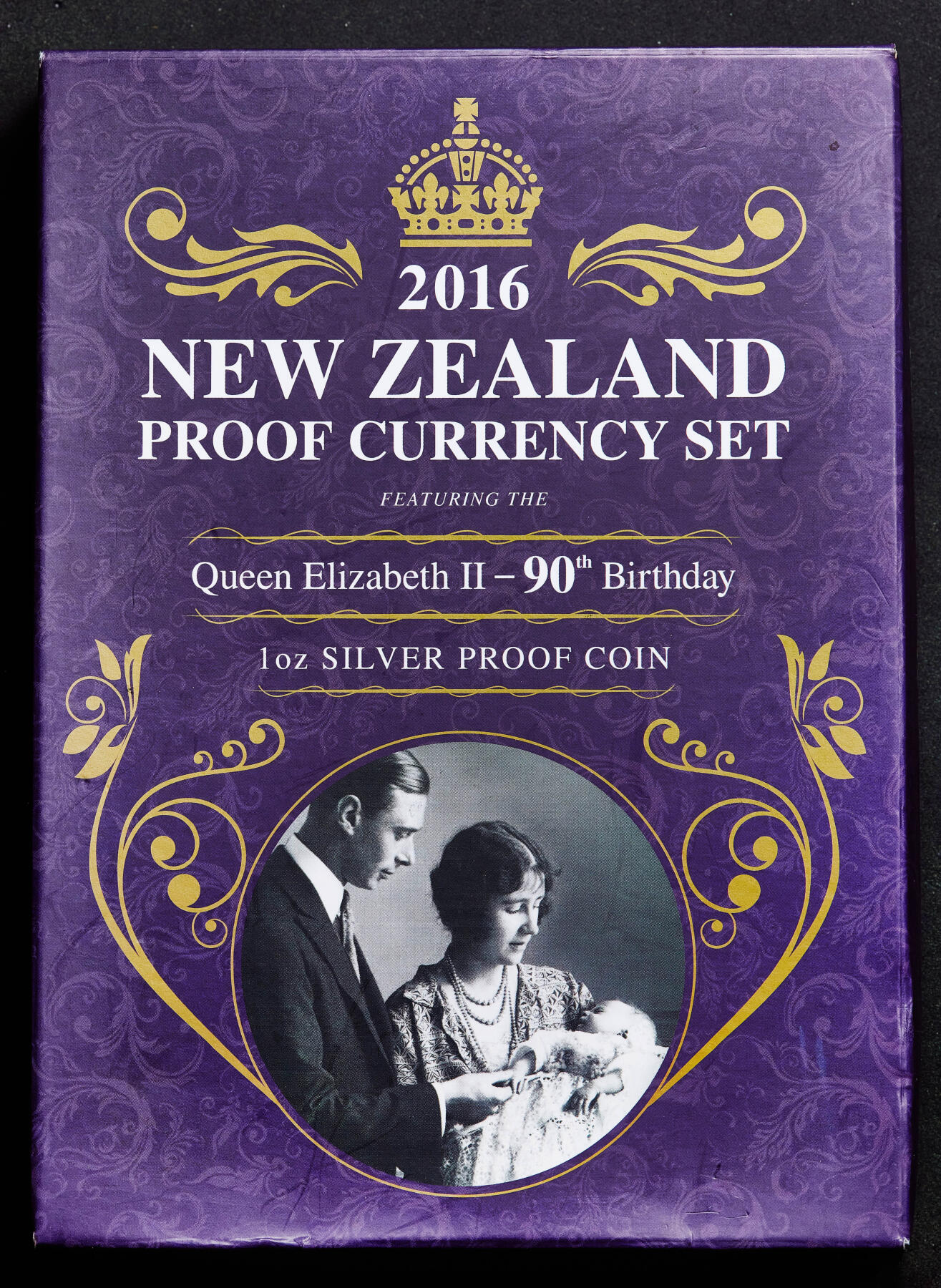 【俄甄集藏】满园春色-2026年(051)04-22星期三 晚 19:30 全场包邮 新西兰2016年纪念伊丽莎白二世90寿辰精制封装套币，含1枚镀金1盎司999纯银精制大银币，发行量1500套