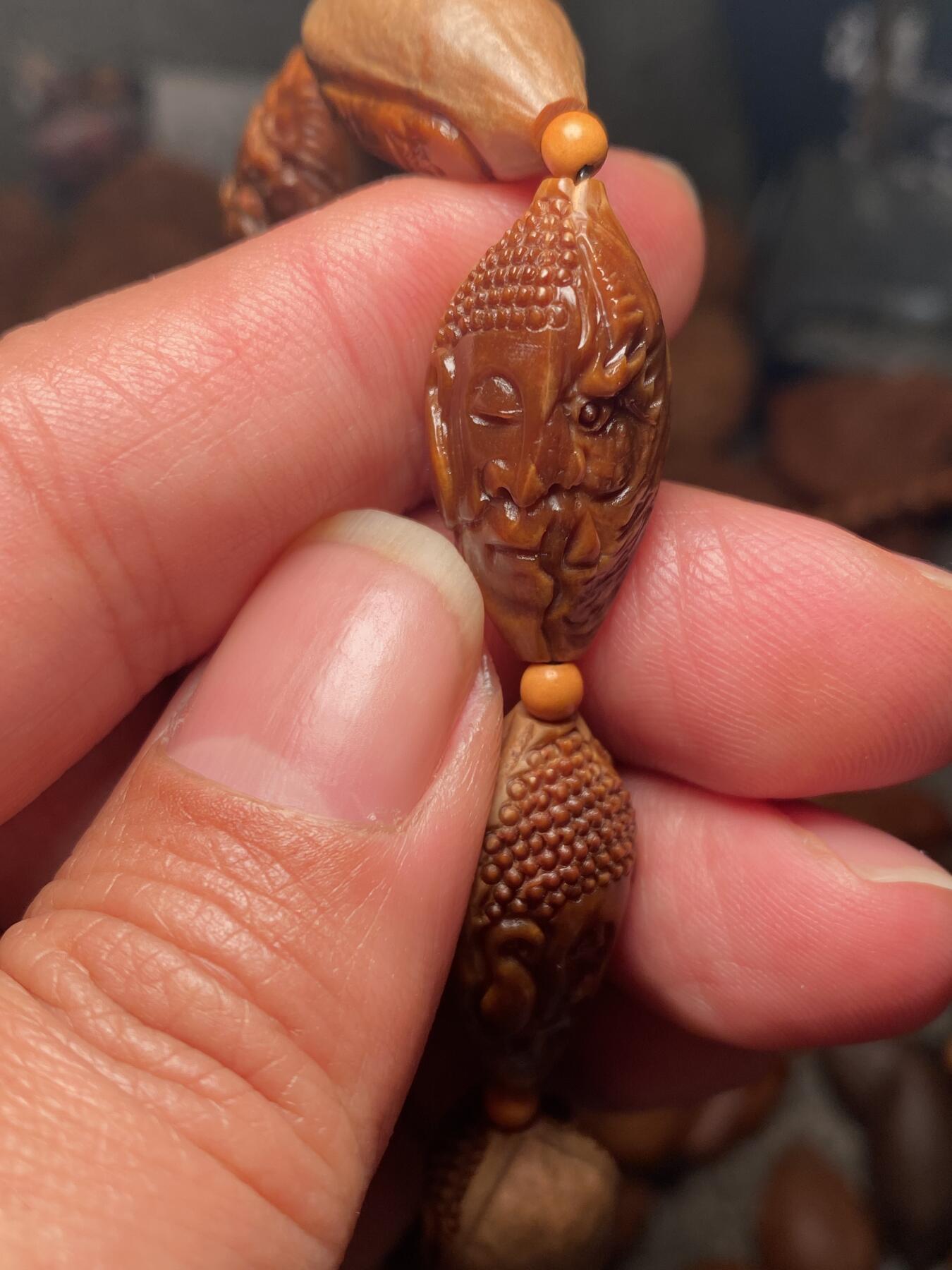 捡漏苏州非物质文化遗产，核雕艺术老苏工 福利苏工核雕纯手工半包桨佛魔一念手串，雕工深峻，个性十足，等待有缘人，尺寸1。35x2。6喜欢的来