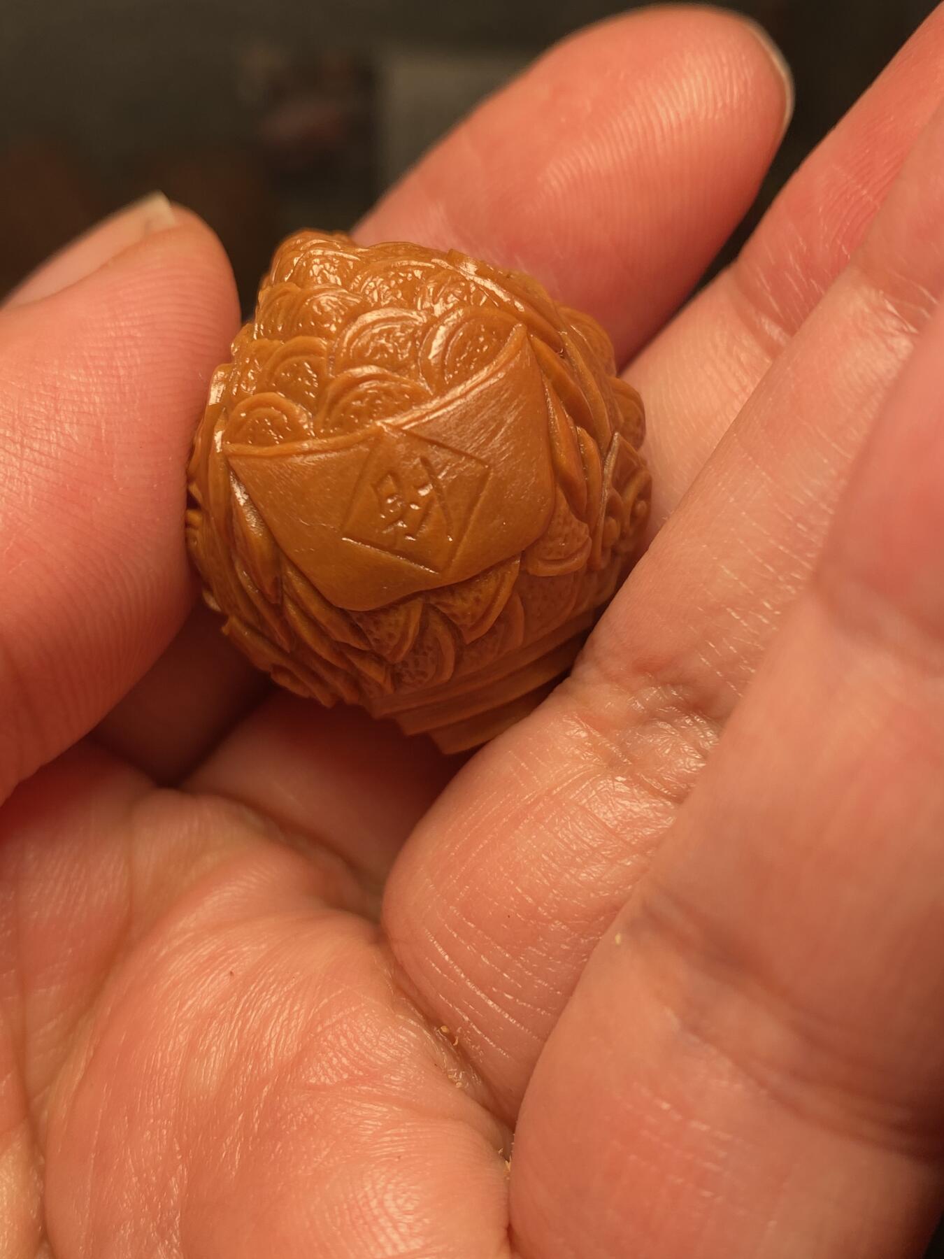 捡漏苏州非物质文化遗产，核雕艺术老苏工 福利苏工核雕纯手工铁核金蟾三通，雕工深峻，个性十足，等待有缘人，尺寸2。8x3.0目前核界最大尺寸喜欢的来