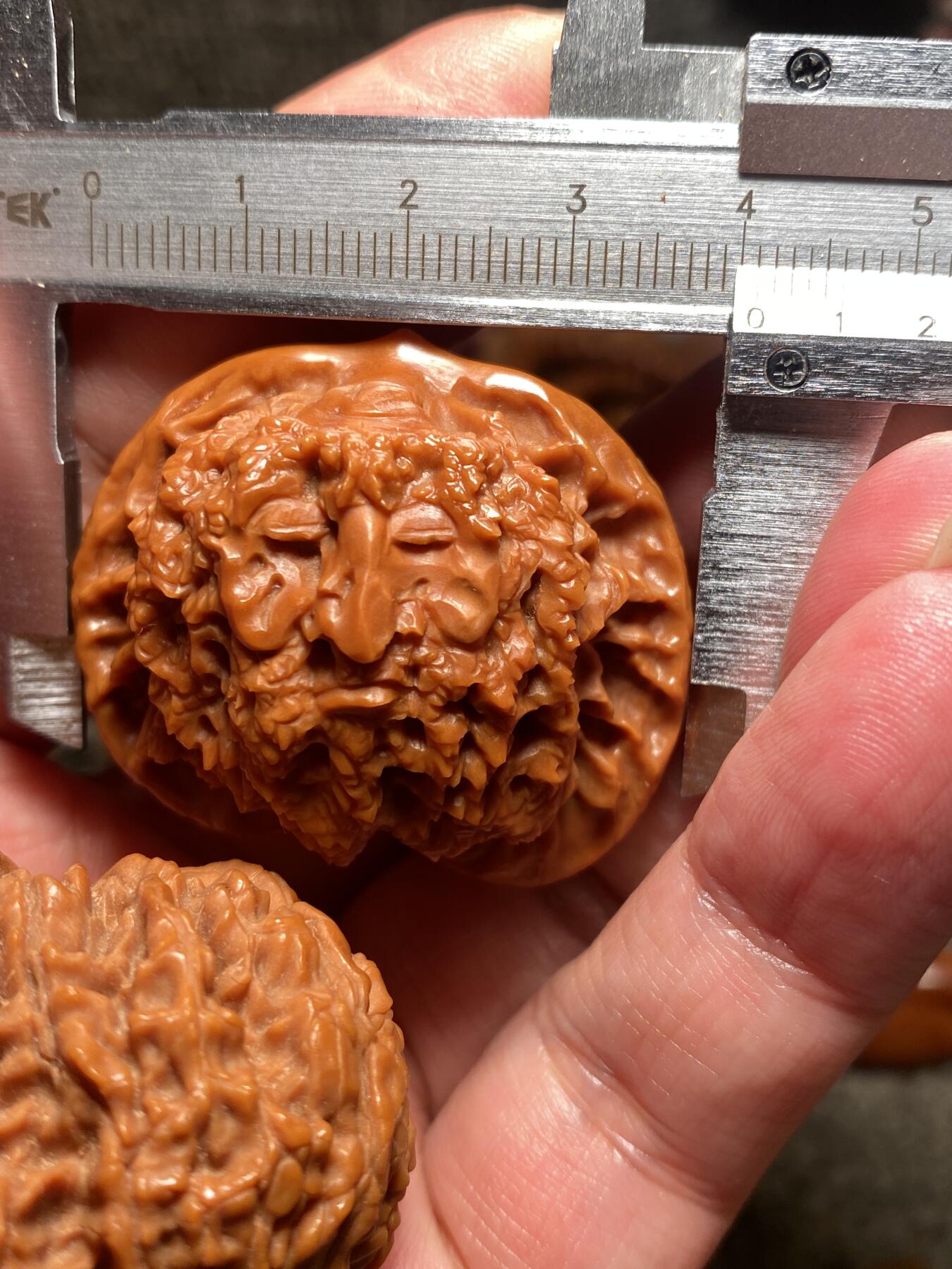 捡漏苏州非物质文化遗产，核雕艺术老苏工 福利苏工核雕，纯手工雕刻,核桃老苏工达摩禅宗，个性十足，宽边狮子头雕，10年老料尺寸4。1喜欢的来