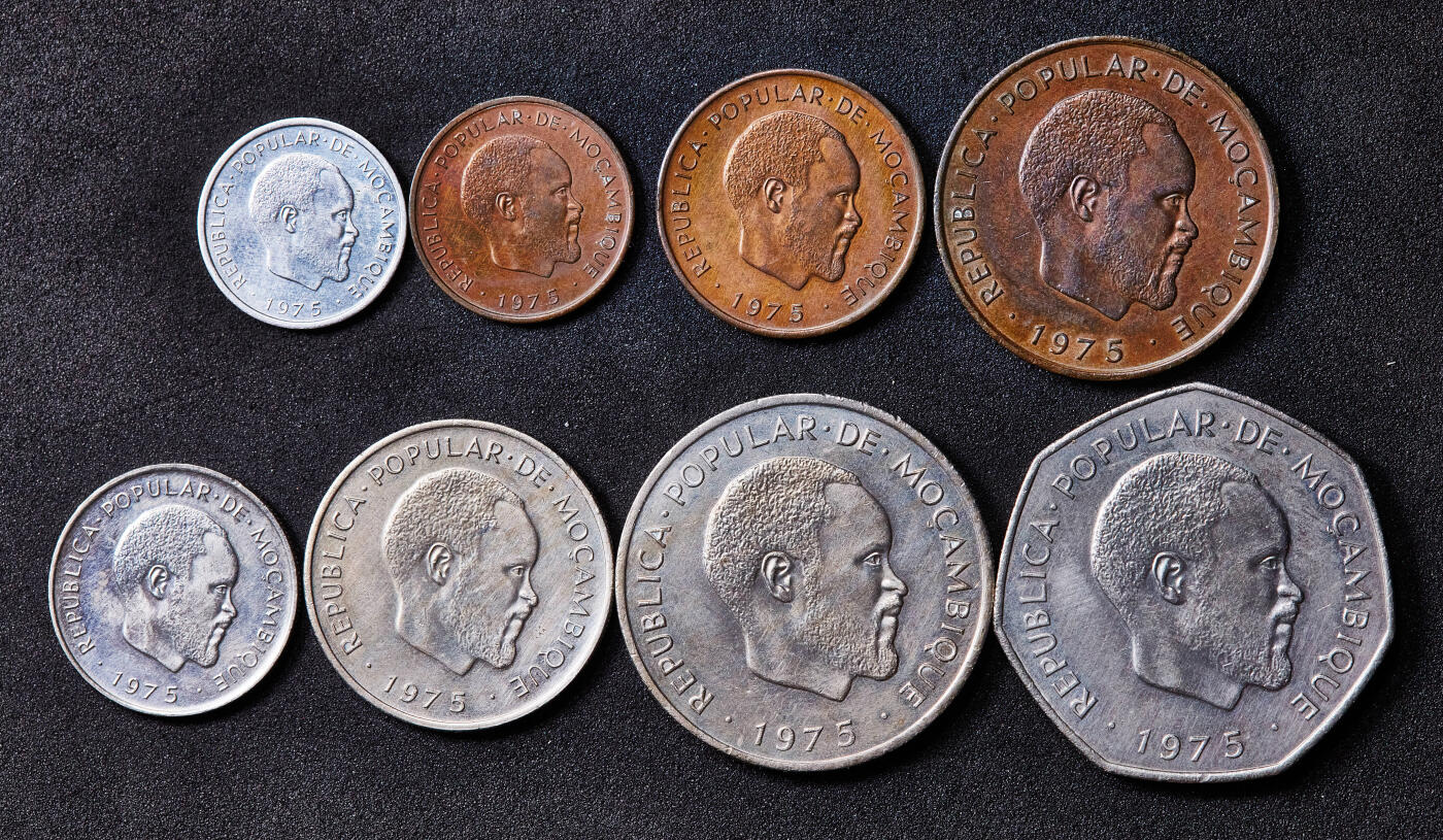 【俄甄集藏】满园春色-2026年(051)04-22星期三 晚 19:30 全场包邮 莫桑比克1975年独立首版总统萨莫拉·马谢尔头像硬币8枚一套，品相尚佳，少见品种