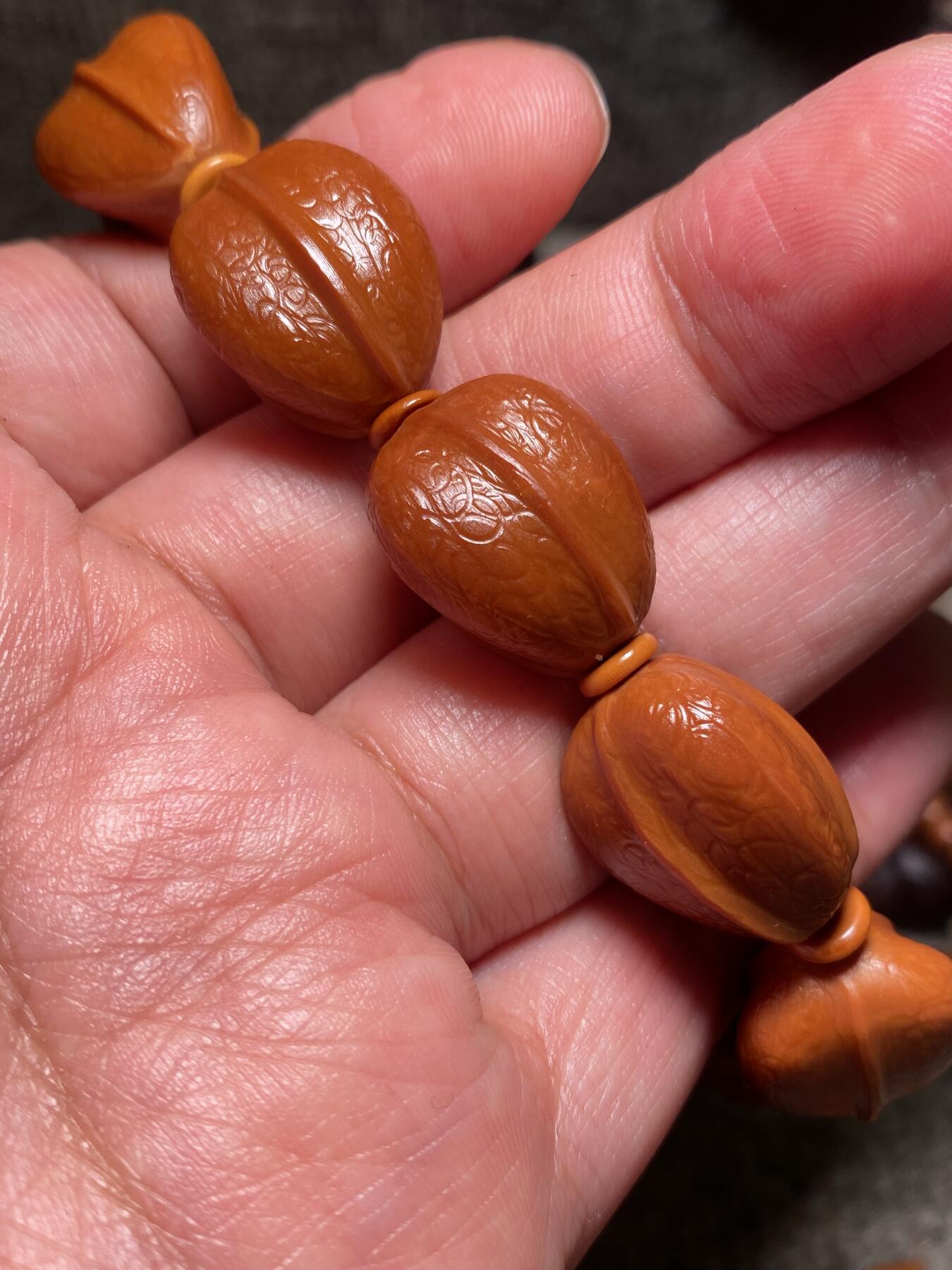 捡漏苏州非物质文化遗产，核雕艺术老苏工 福利苏工核雕，纯手工回纹铁核鱼背，10年老料，个性十足，等待有缘人，市场无同款，尺寸1。68x2.1左右喜欢的来