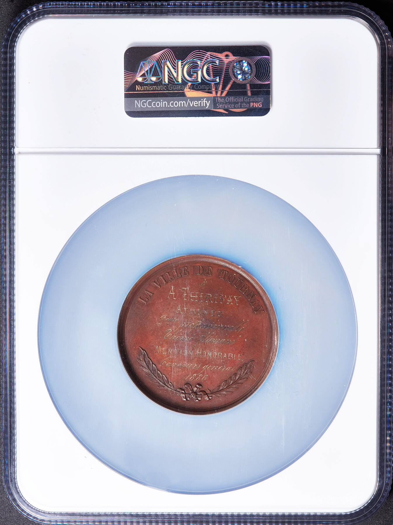 【俄甄集藏】满园春色-2026年(051)04-22星期三 晚 19:30 全场包邮 比利时1886年胜利女神坐像纪念图尔奈全民运动竞赛大铜章，NGC MS62，红铜原色包浆，高浮雕，设计简约而精美，授予A·特里费，直径：50mm，重：45.8克，标签错误