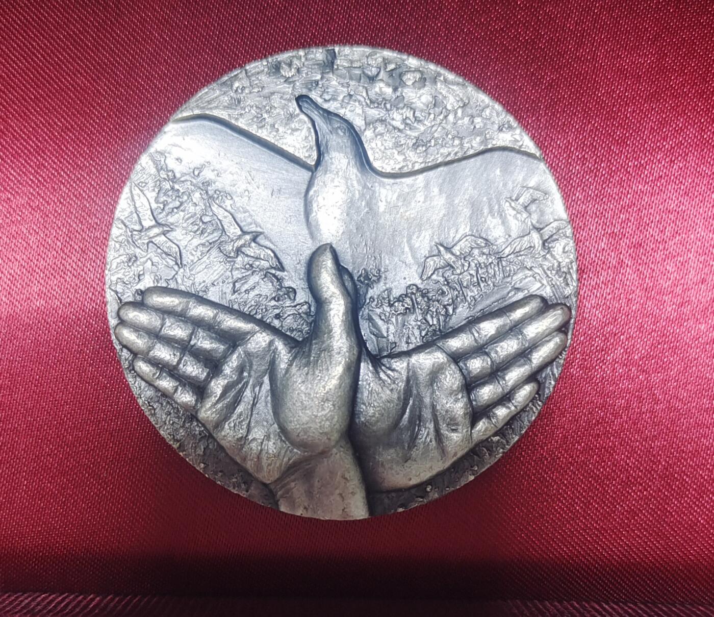 昊象达收藏银币拍卖第9场 中国人民银行发行的共同飞翔纪念大银章，Ag999纯银，80g，编号010，直径约80mm