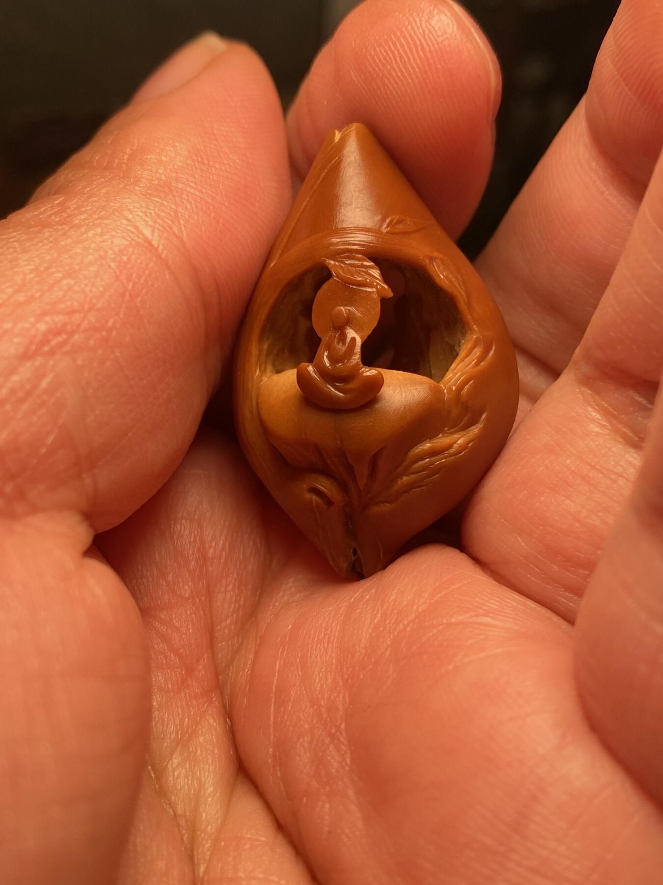 捡漏苏州非物质文化遗产，核雕艺术老苏工 福利苏工核雕纯手工风景无相单籽，雕工深峻，个性十足，等待有缘人，尺寸2.35x3。7喜欢的来