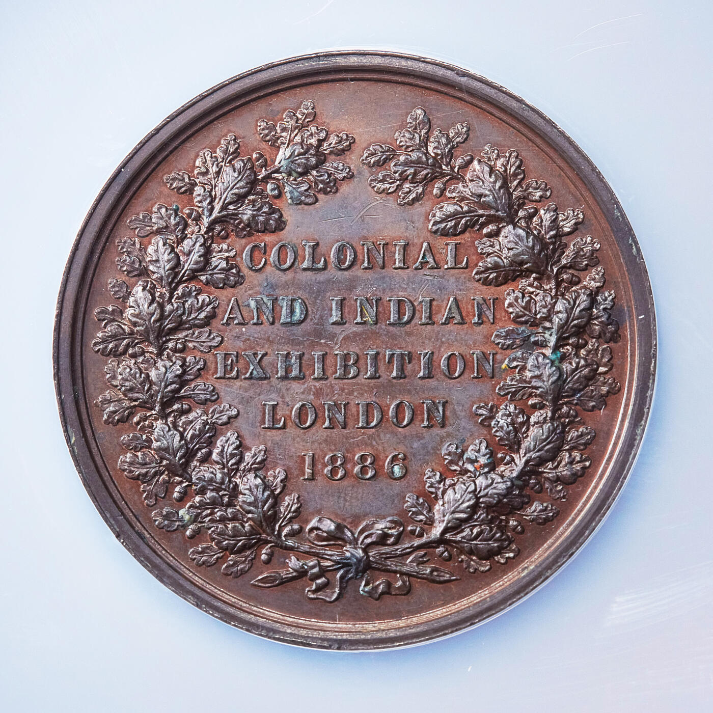 【俄甄集藏】满园春色-2026年(051)04-22星期三 晚 19:30 全场包邮 英国1886年阿尔伯特·爱德华威尔士亲王头像（即后来的英国国王爱德华七世）纪念在伦敦召开的英国殖民地与印度博览会大铜章，NGC MS62，巧克力包浆，高浮雕，类精制底板，皇家造币厂首席雕刻师莱昂纳德·查尔斯·怀恩作品，直径：52mm