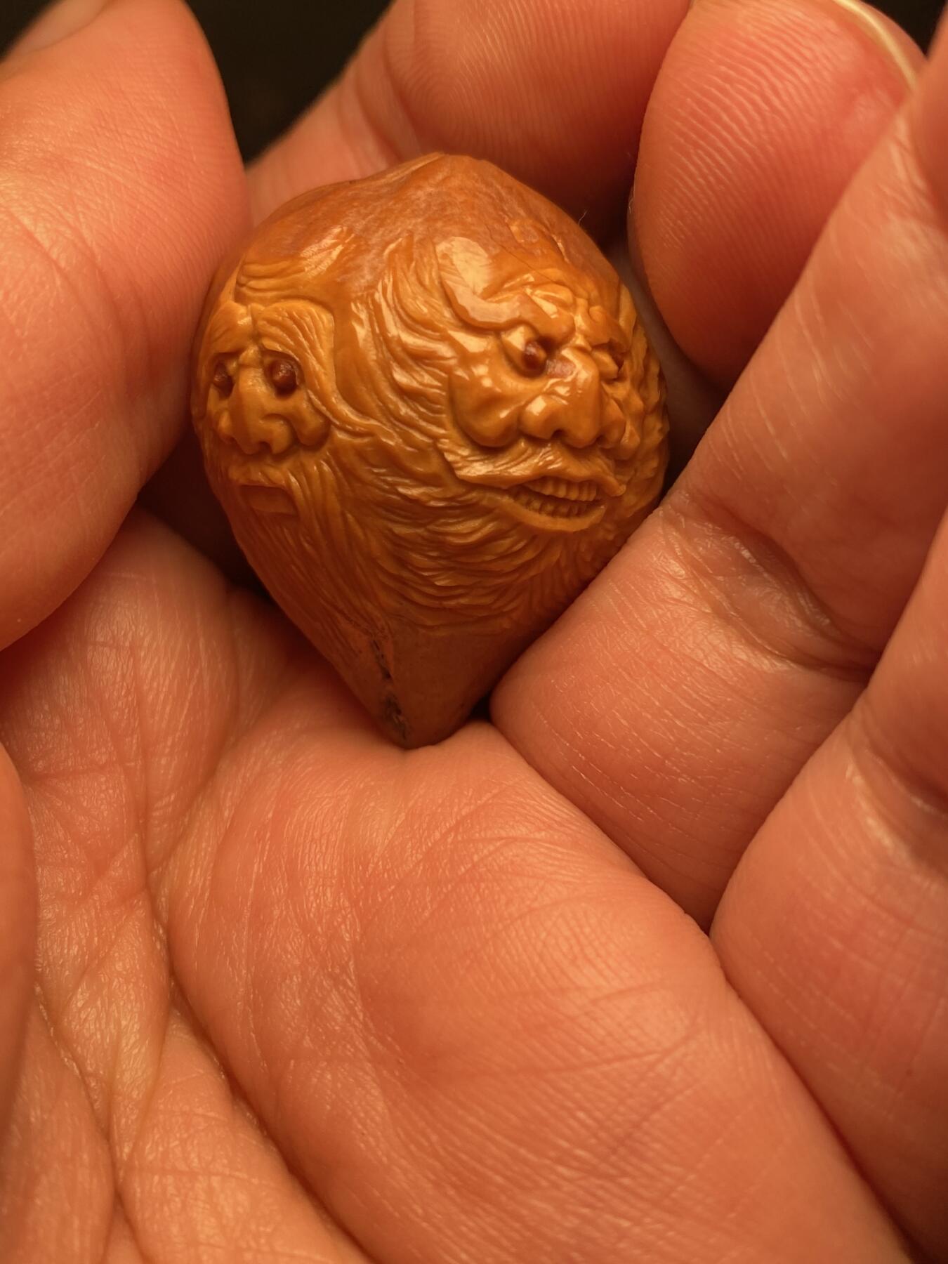 捡漏苏州非物质文化遗产，核雕艺术老苏工 福利苏工核雕纯手工群仙单籽，雕工深峻，个性十足，等待有缘人，尺寸2.8x3.35喜欢的来