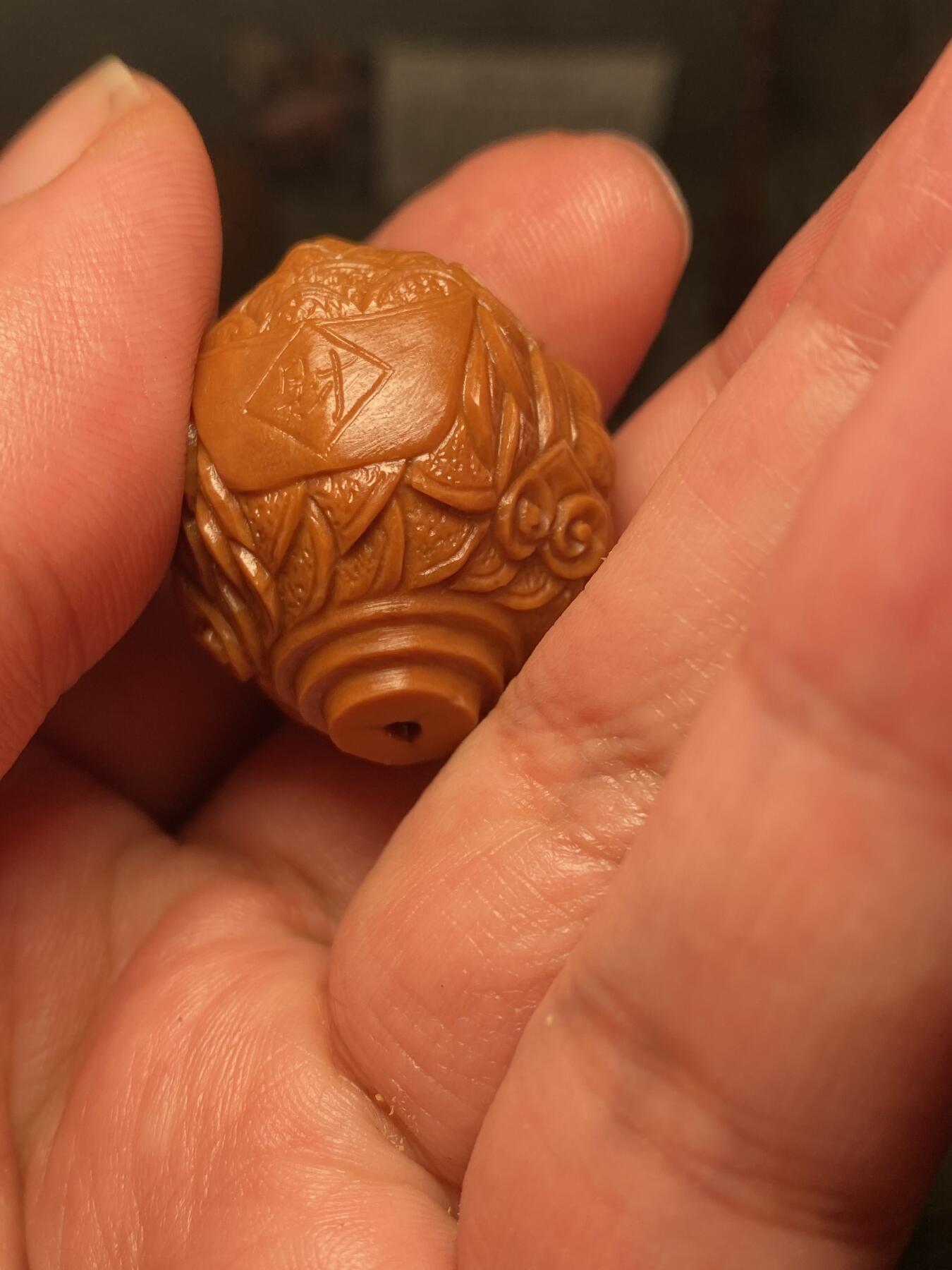 捡漏苏州非物质文化遗产，核雕艺术老苏工 福利苏工核雕纯手工铁核金蟾三通，雕工深峻，个性十足，等待有缘人，尺寸2。8x3.0目前核界最大尺寸喜欢的来