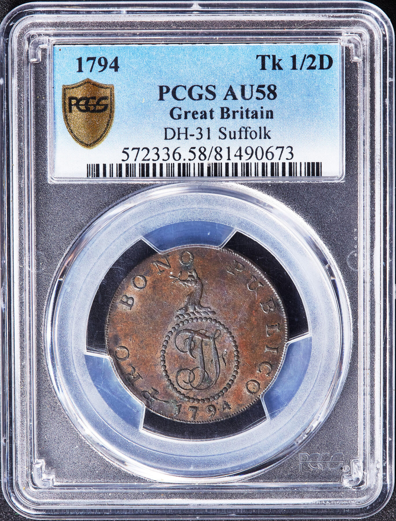 【俄甄集藏】满园春色-2026年(051)04-22星期三 晚 19:30 全场包邮 英国1794年萨福克郡哈弗希尔纺织厂1/2便士纺织工人与织布机商业代用铜币，PCGS AU58，巧克力包浆，经典品种币完好，划痕是外盒上