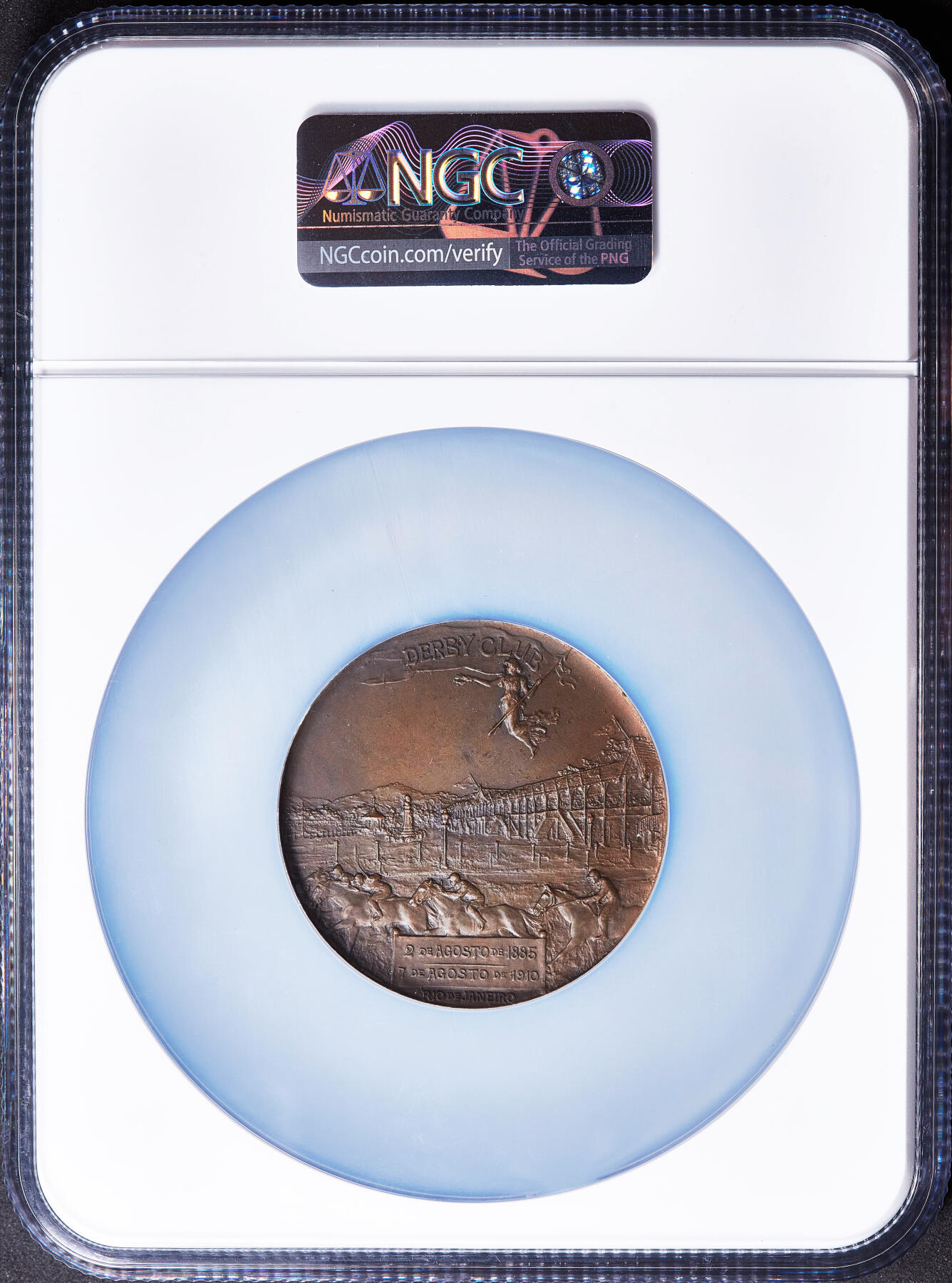 【俄甄集藏】满园春色-2026年(051)04-22星期三 晚 19:30 全场包邮 巴西1910年创始人保罗·德·弗罗坦头像纪念里约热内卢德比赛马俱乐部成立25周年大铜章，NGC MS63，巧克力包浆，高浮雕，背面为赛马场实景与手持花环的胜利女神，著名意大利裔章牌大师奥古斯托·乔治·吉拉尔代作品，直径：50mm，重：64.5克，稀有品种