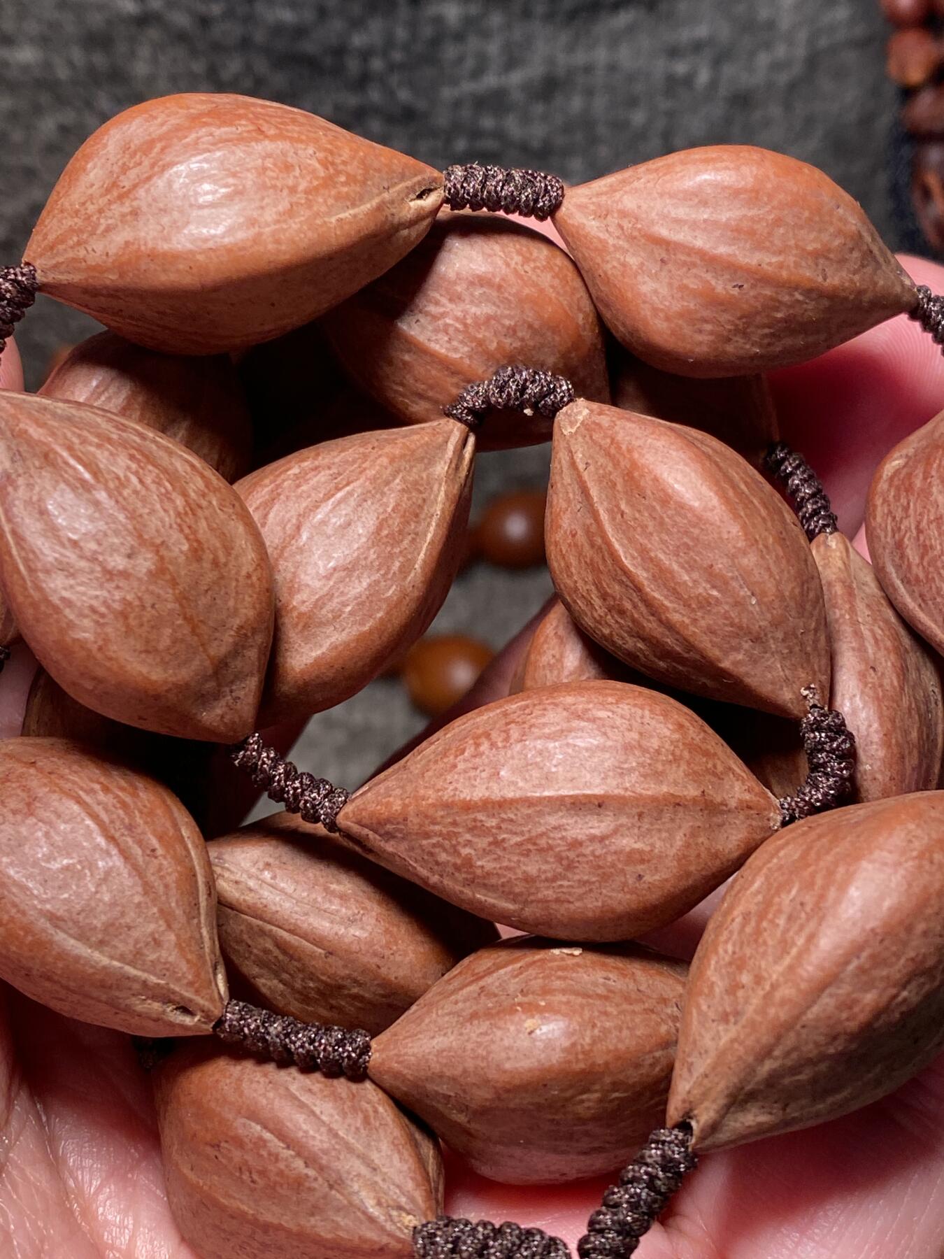 捡漏苏州非物质文化遗产，核雕艺术老苏工 福利苏工核雕，20年老陈料爆红品质脖挂手持三面佛，个性十足，等待有缘人，市场少见，漂亮，尺寸1。75x2.95左右喜欢的来