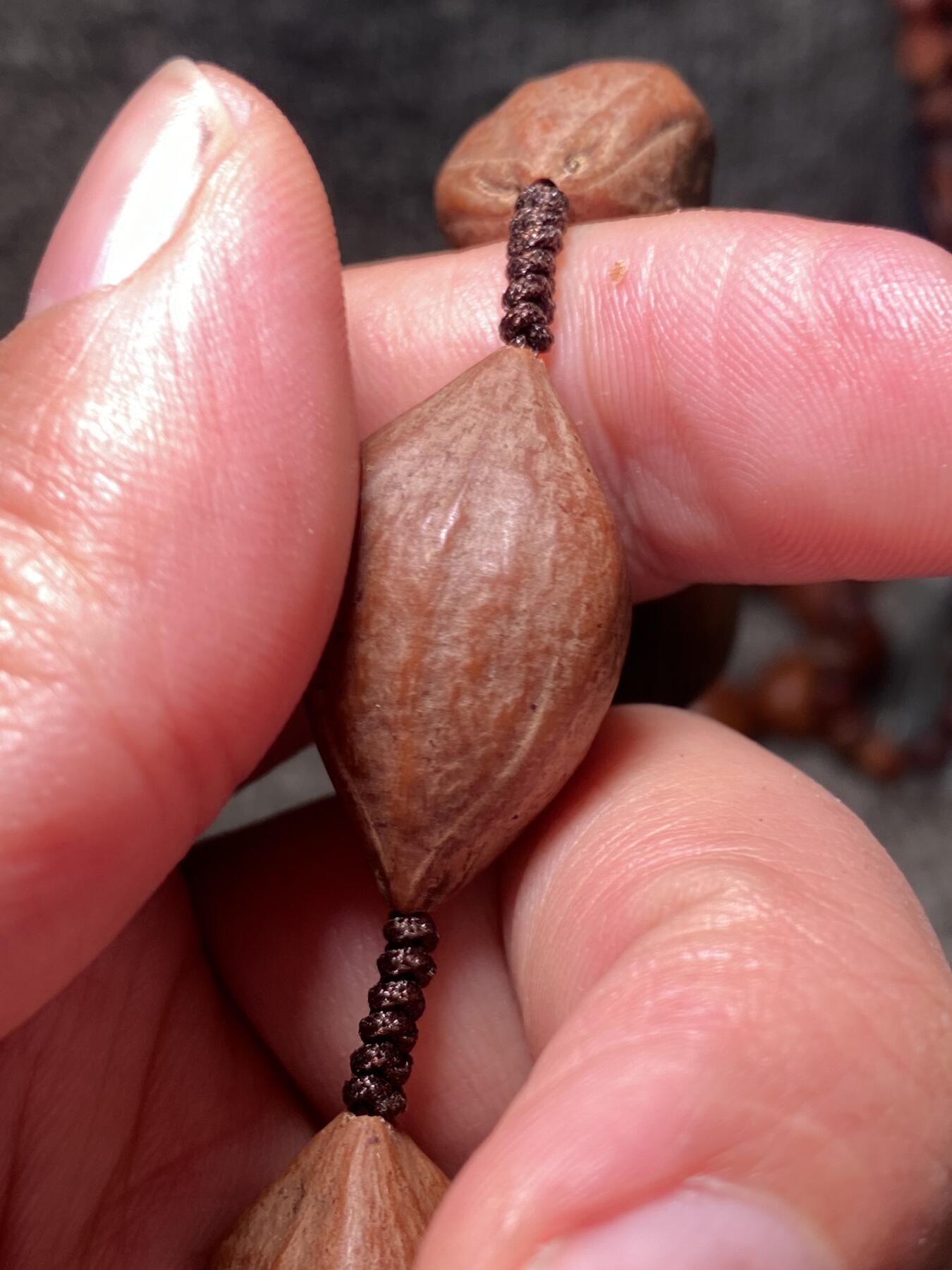 捡漏苏州非物质文化遗产，核雕艺术老苏工 福利苏工核雕，20年老陈料爆红品质脖挂手持三面佛，个性十足，等待有缘人，市场少见，漂亮，尺寸1。75x2.95左右喜欢的来